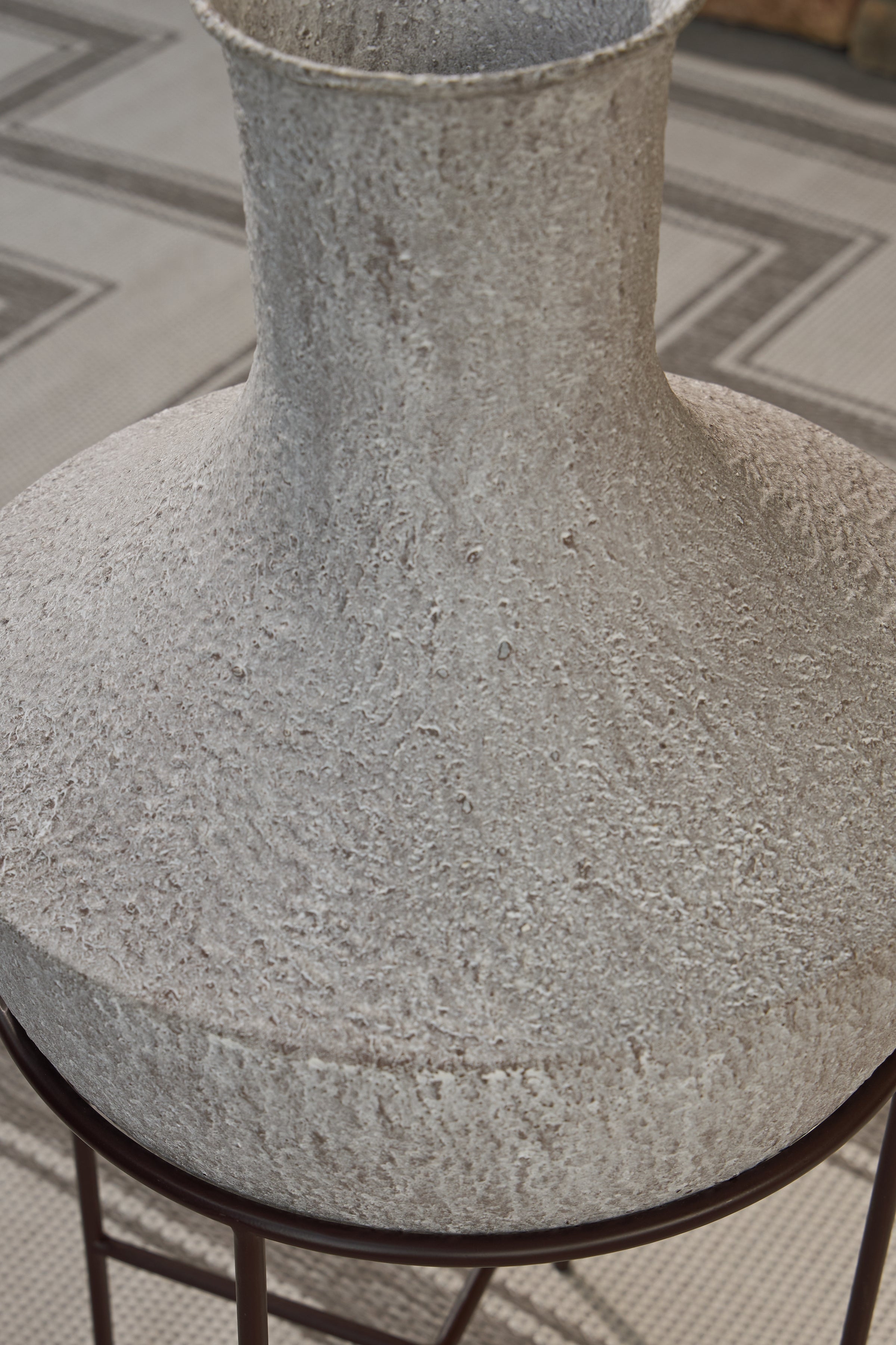 Estonbank Distressed Cream Vase - A2000747