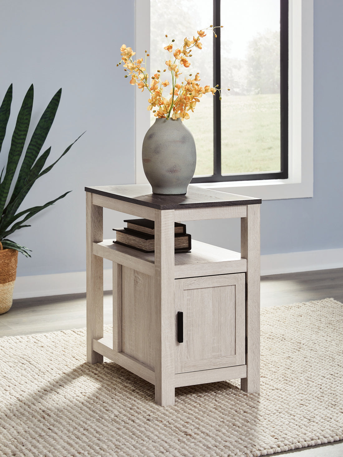 Fendenmore Two-tone Chairside End Table - T190-217