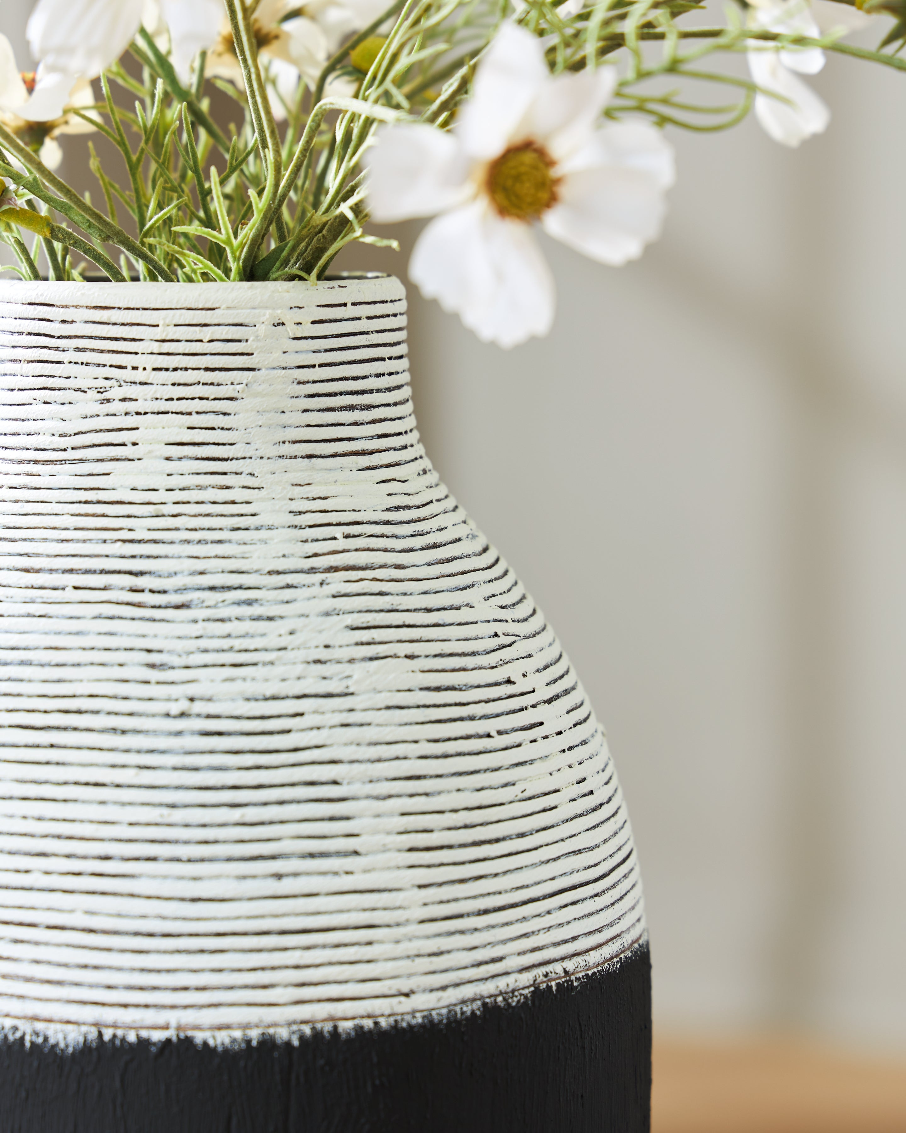 Girtha Antique White/Black Vase - A2000876