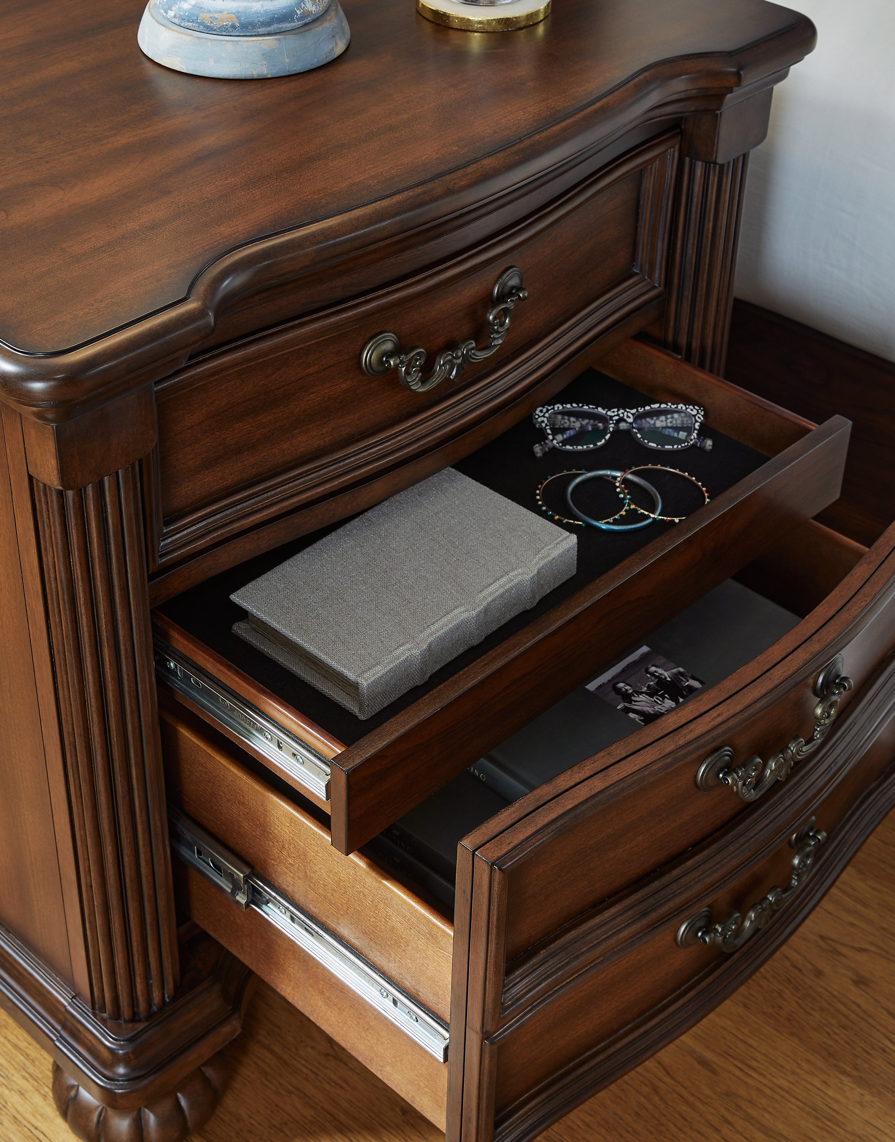 Lavinton Brown King Poster Bed, 2 Chests and Nightstand - B764B12