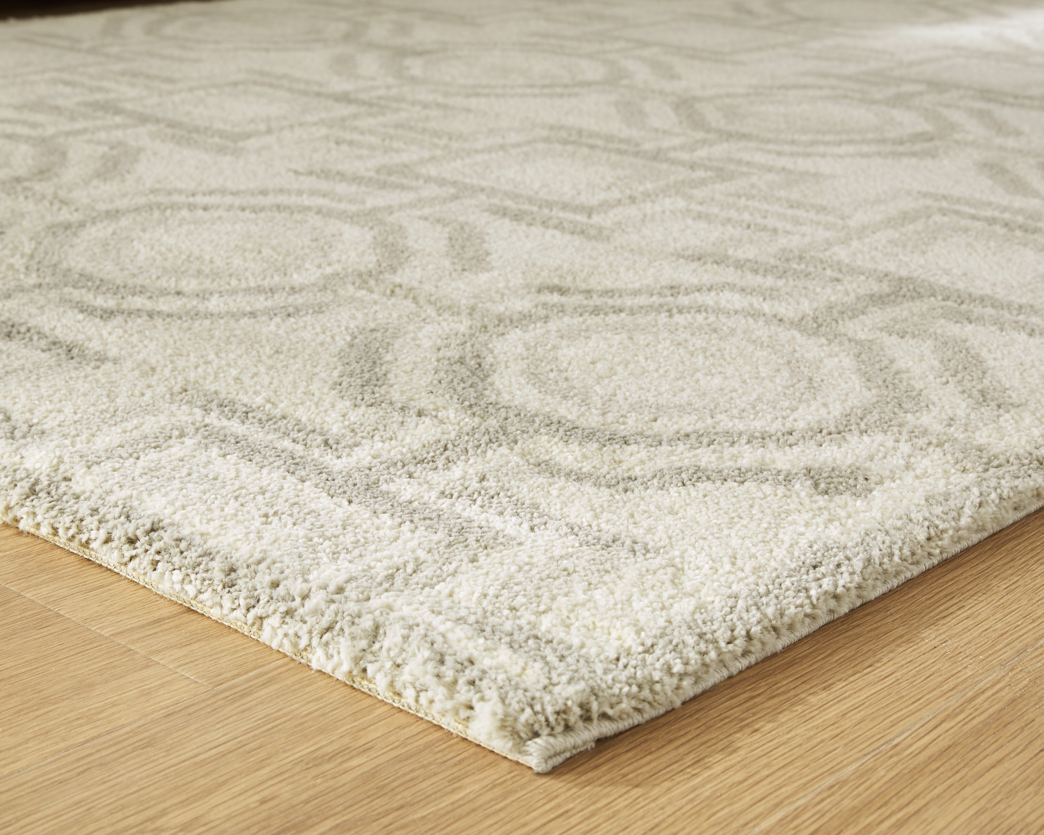 Maconville Ivory/Gray Large Rug - R407321