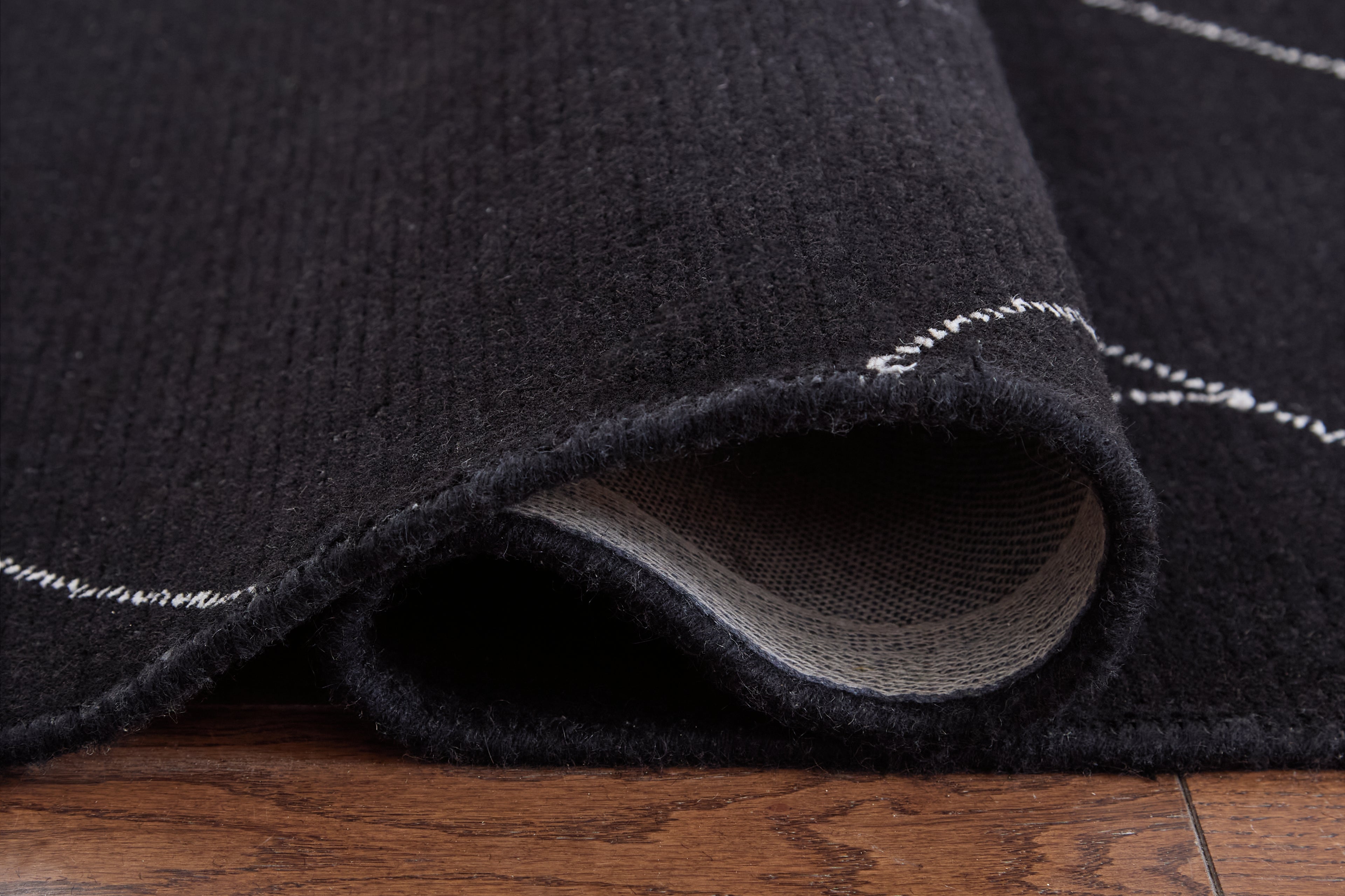 Marav Black/White Large Rug - R407531
