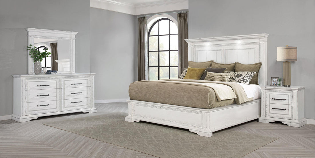 McKinney 4-piece California King Bedroom Set Vintage White - 215871KW-S4
