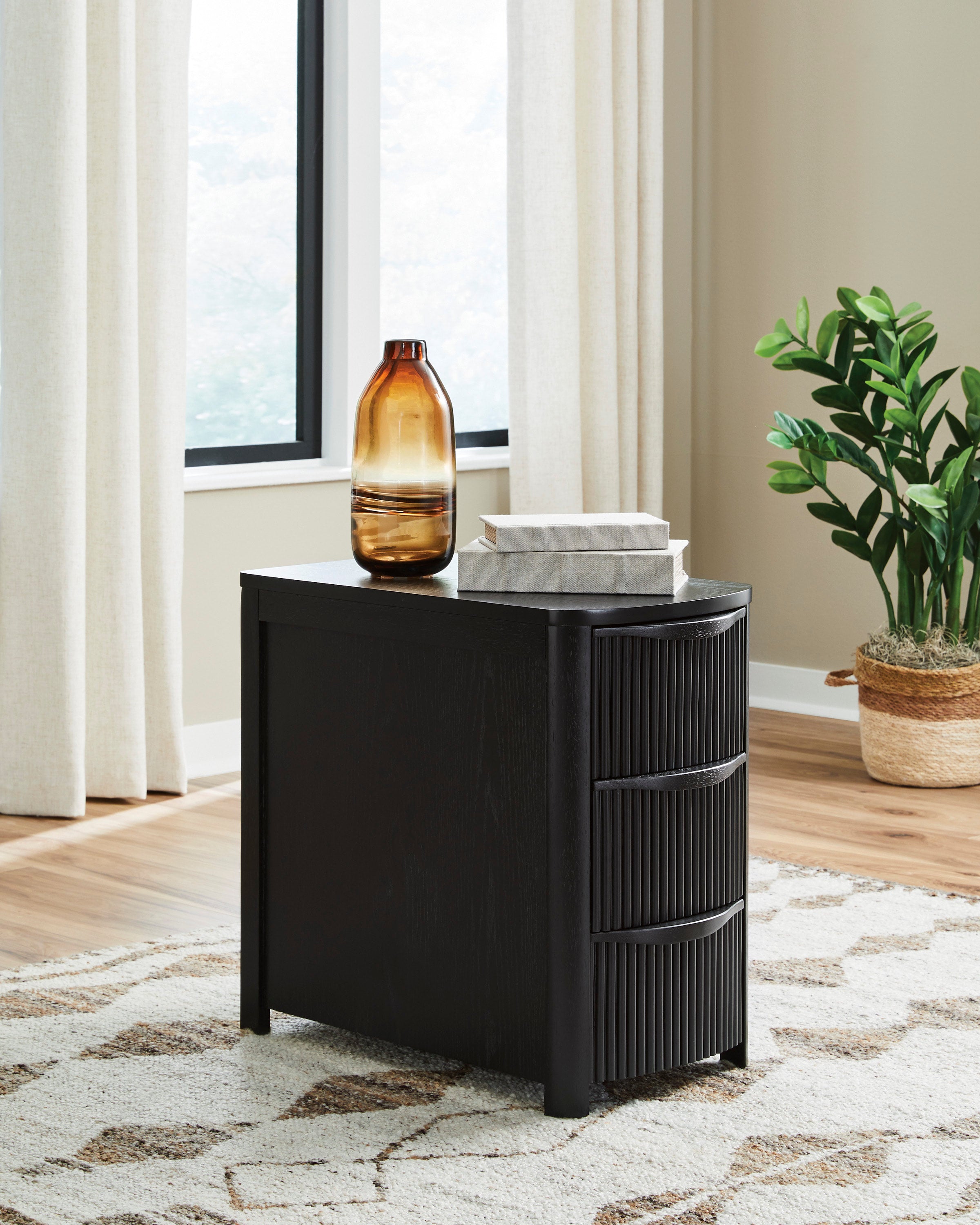 T208-117 - End Table (USB-A / USB-C Ports)