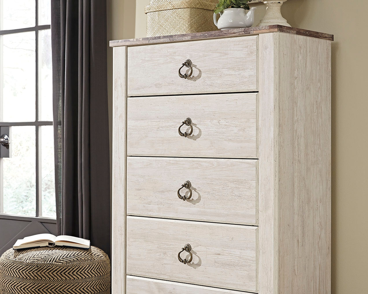Willowton Whitewash Queen Sleigh Bed, 2 Dressers, Mirror, Chest and 2 Nightstands - B267B39