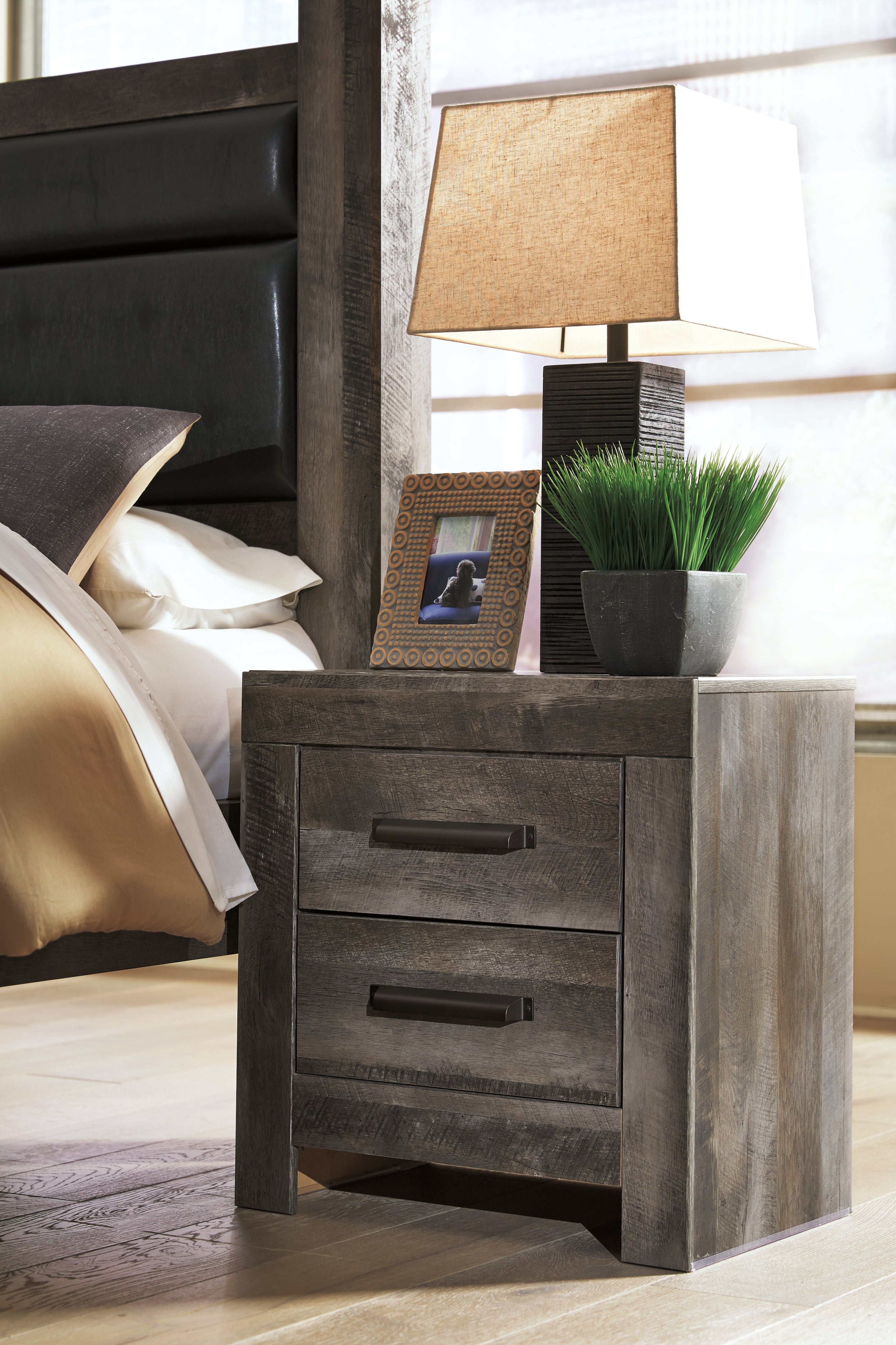 Wynnlow King Panel Bed and 2 Nightstands - B440B45