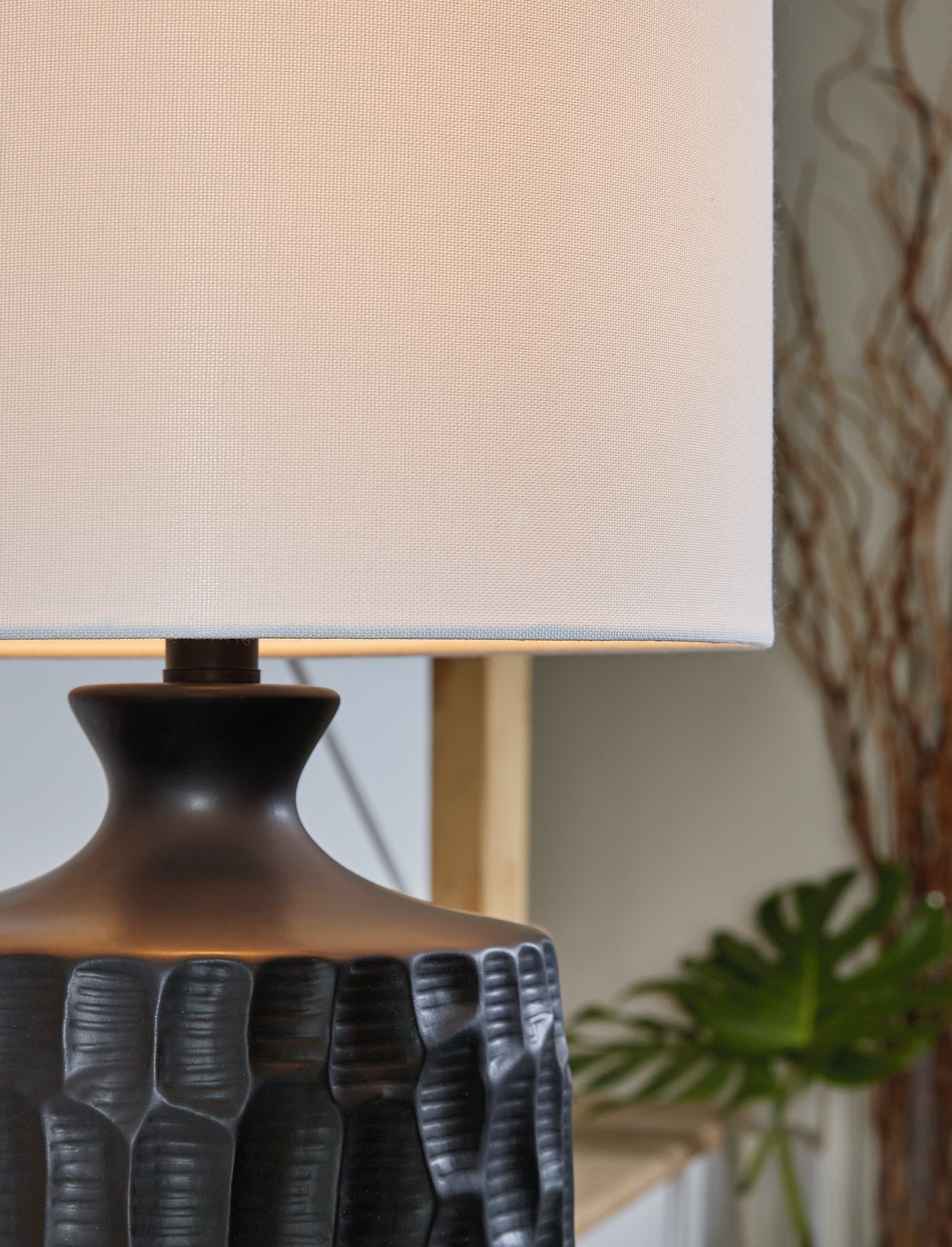 Ellisley Black Table Lamp - L180174 - Bien Home Furniture &amp; Electronics