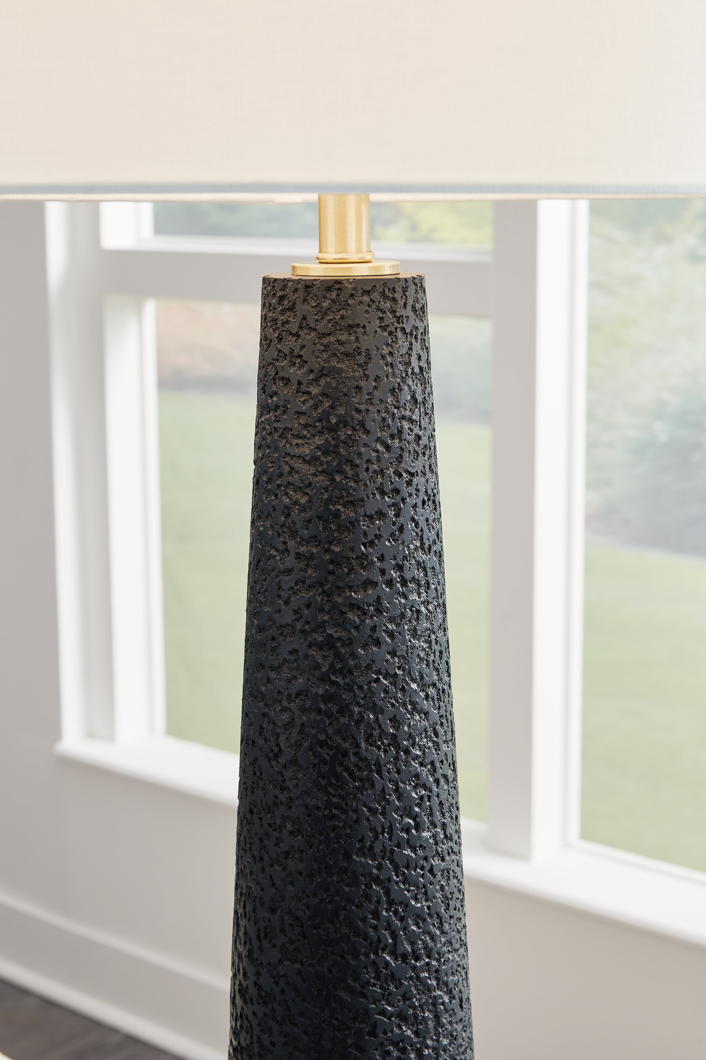 Hallburg Black Floor Lamp - L235761 - Bien Home Furniture & Electronics