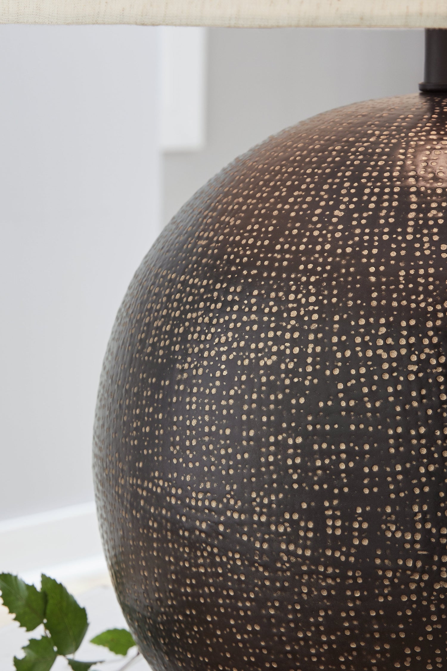 Hambell Black/Gold Finish Table Lamp - L207434 - Bien Home Furniture & Electronics