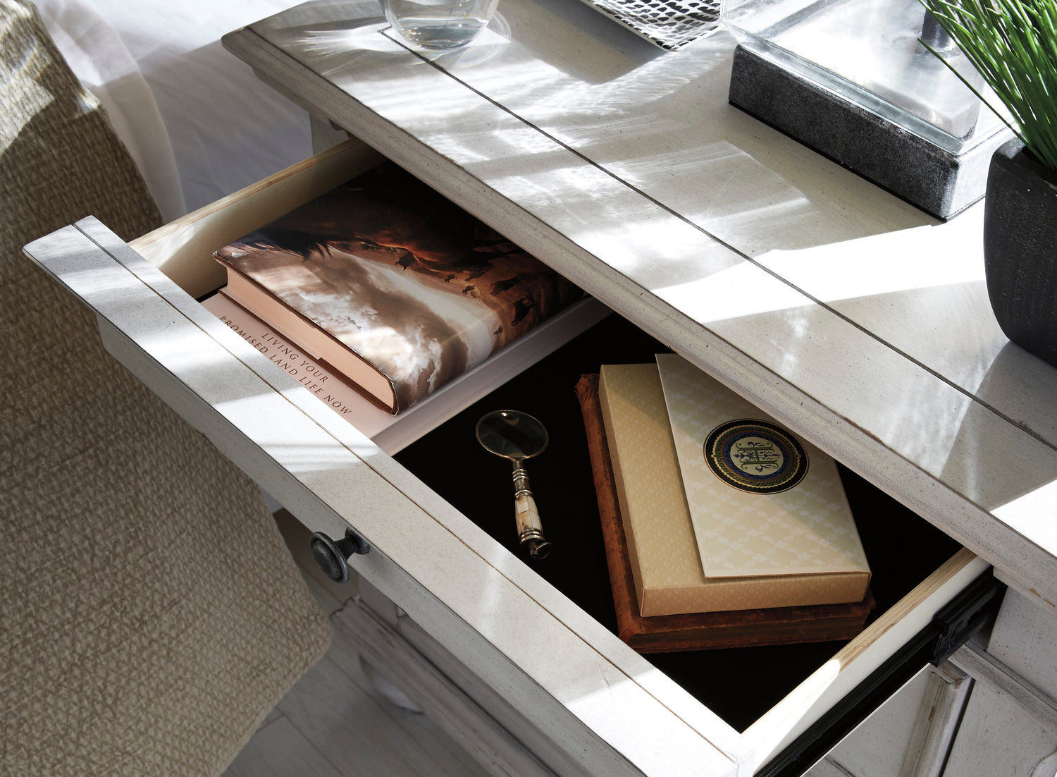 Kanwyn Whitewash Upholstered Panel Bedroom Set - SET | B777-54 | B777-157 | B777-96 | B777-46 | B777-93 - Bien Home Furniture & Electronics