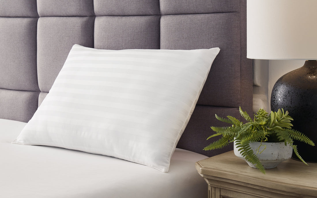 TBD White Pillow (Set of 2)(9/Case) - M52110 - Bien Home Furniture &amp; Electronics