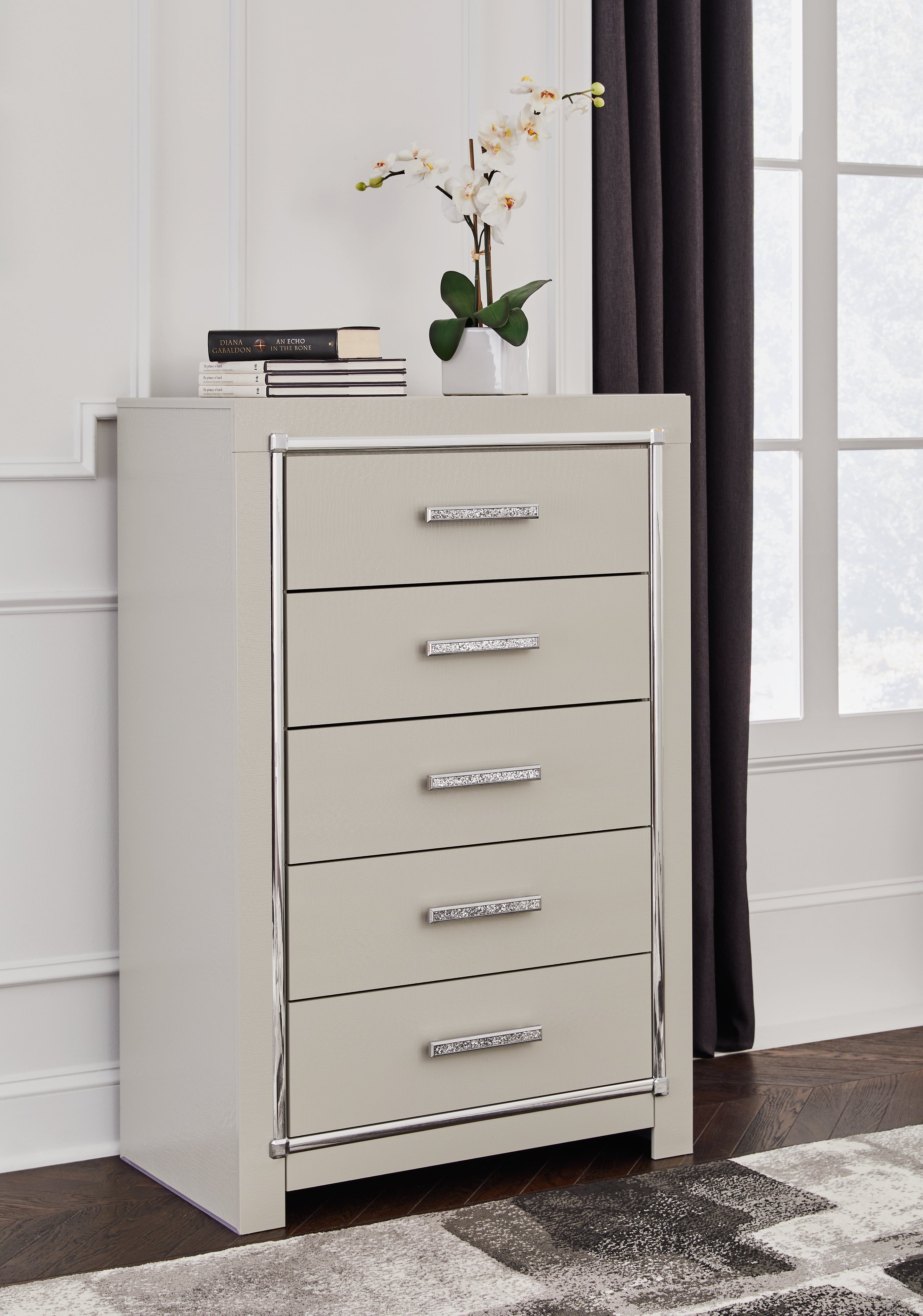 Zyniden Silver Chest of Drawers - B2114-46 - Bien Home Furniture &amp; Electronics