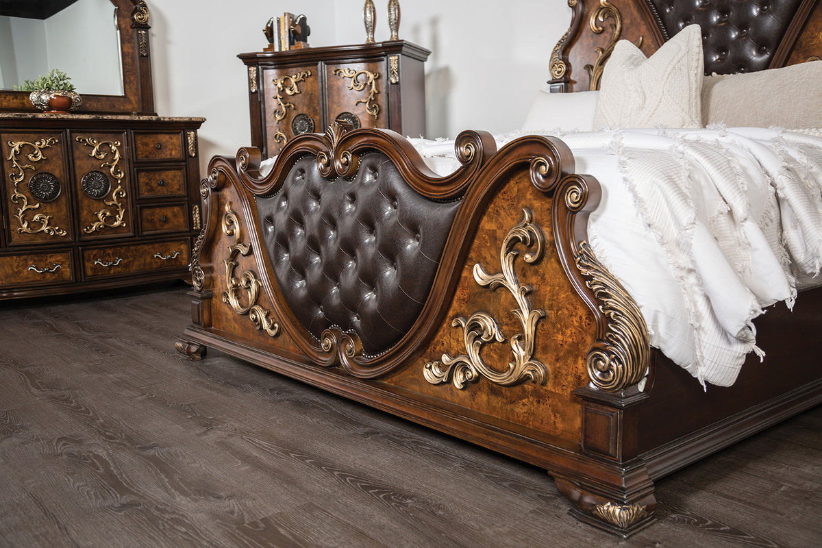 Aquilina Dark Cherry/Oak Traditional Bedroom Set