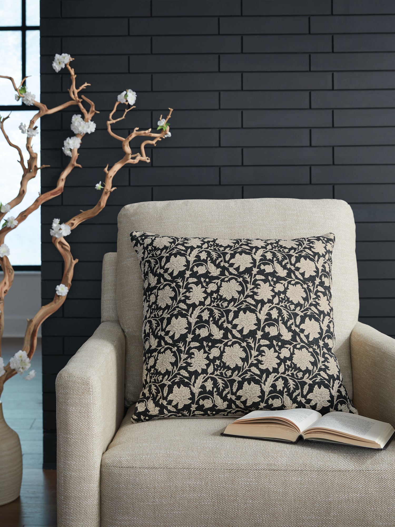 Alanderson Black/Ivory Pillow (Set of 4) - A1001100