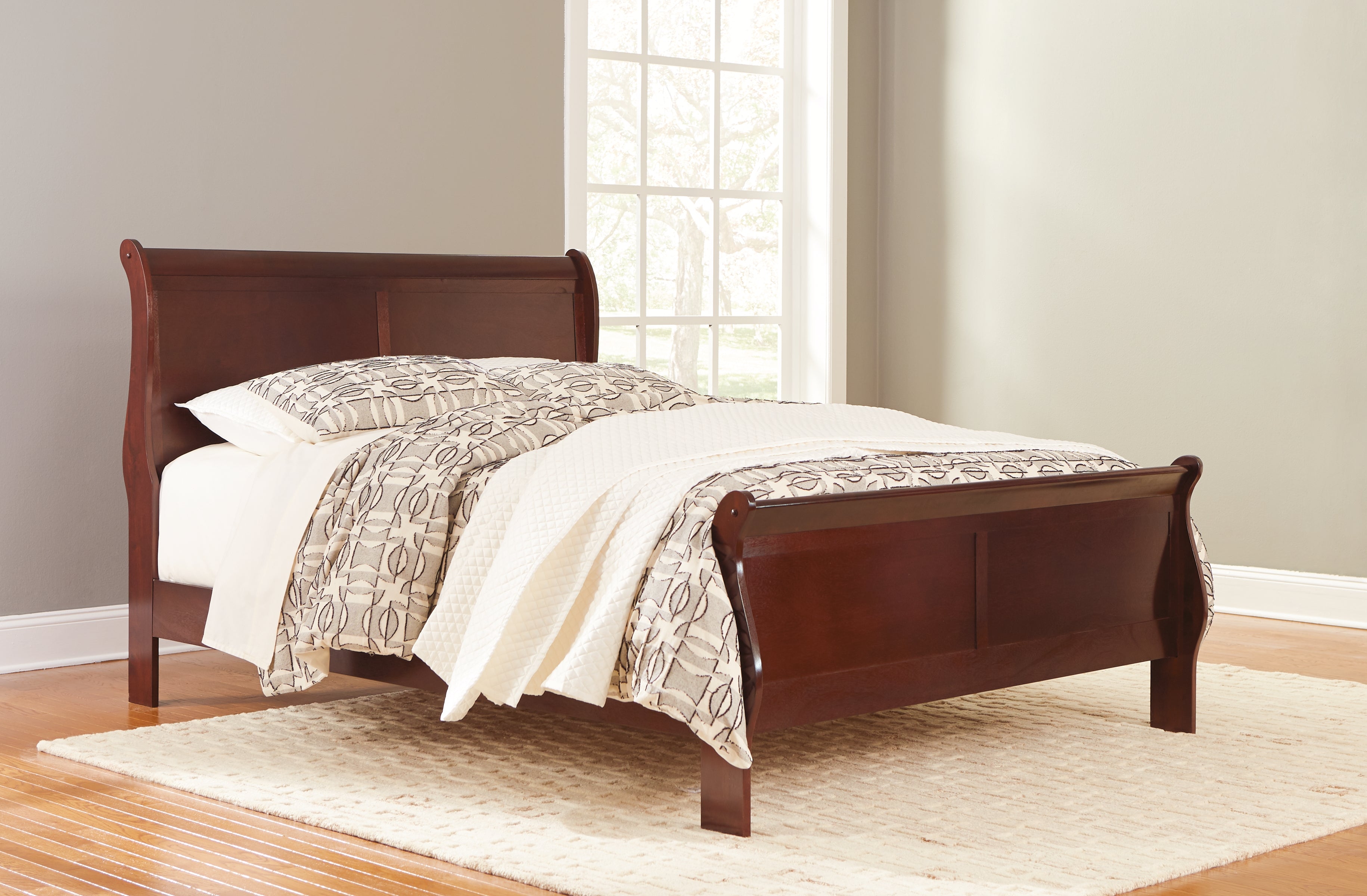 Alisdair King Sleigh Bed with 2 Nightstands in Reddish Brown - PKG000498