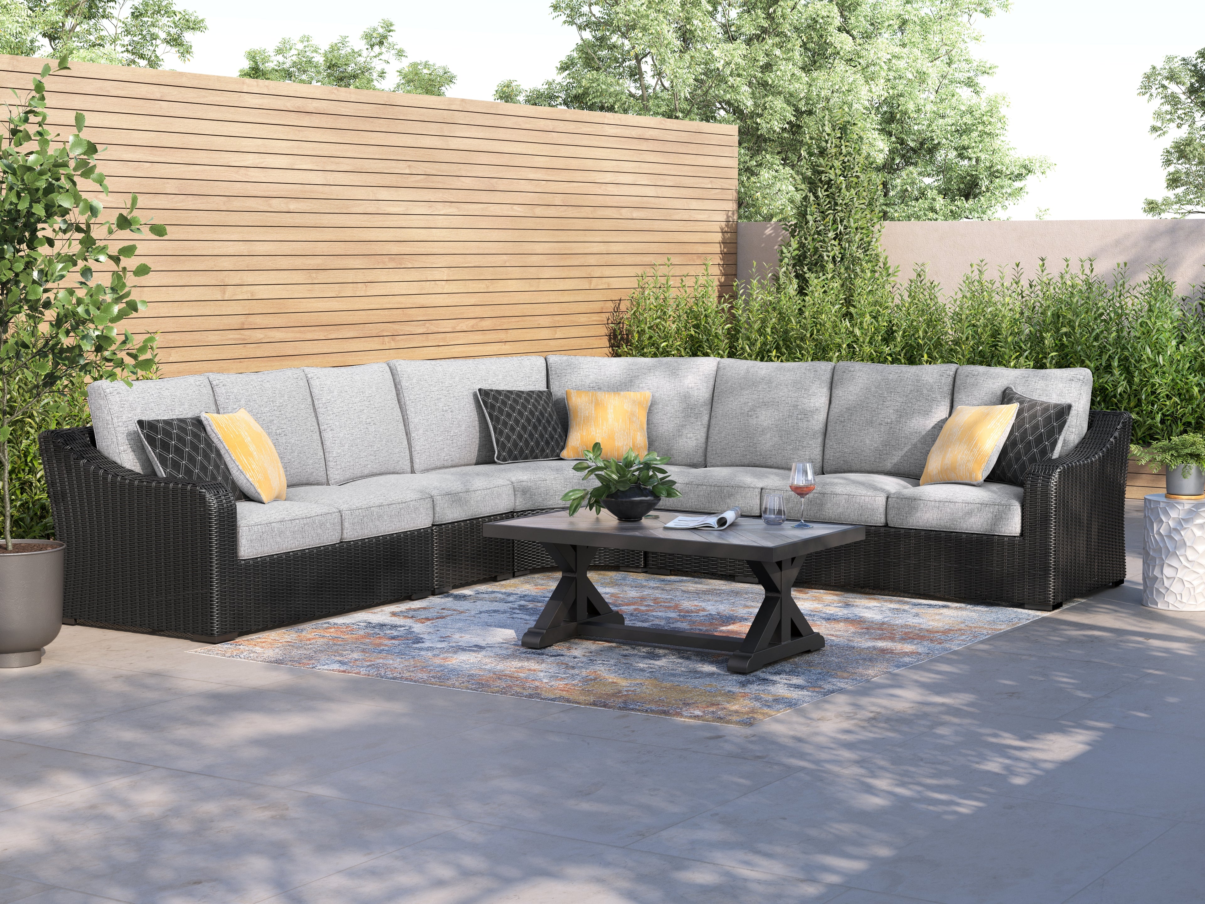 Beachcroft Black/Light Gray 5-Piece Outdoor Sectional - P792P6