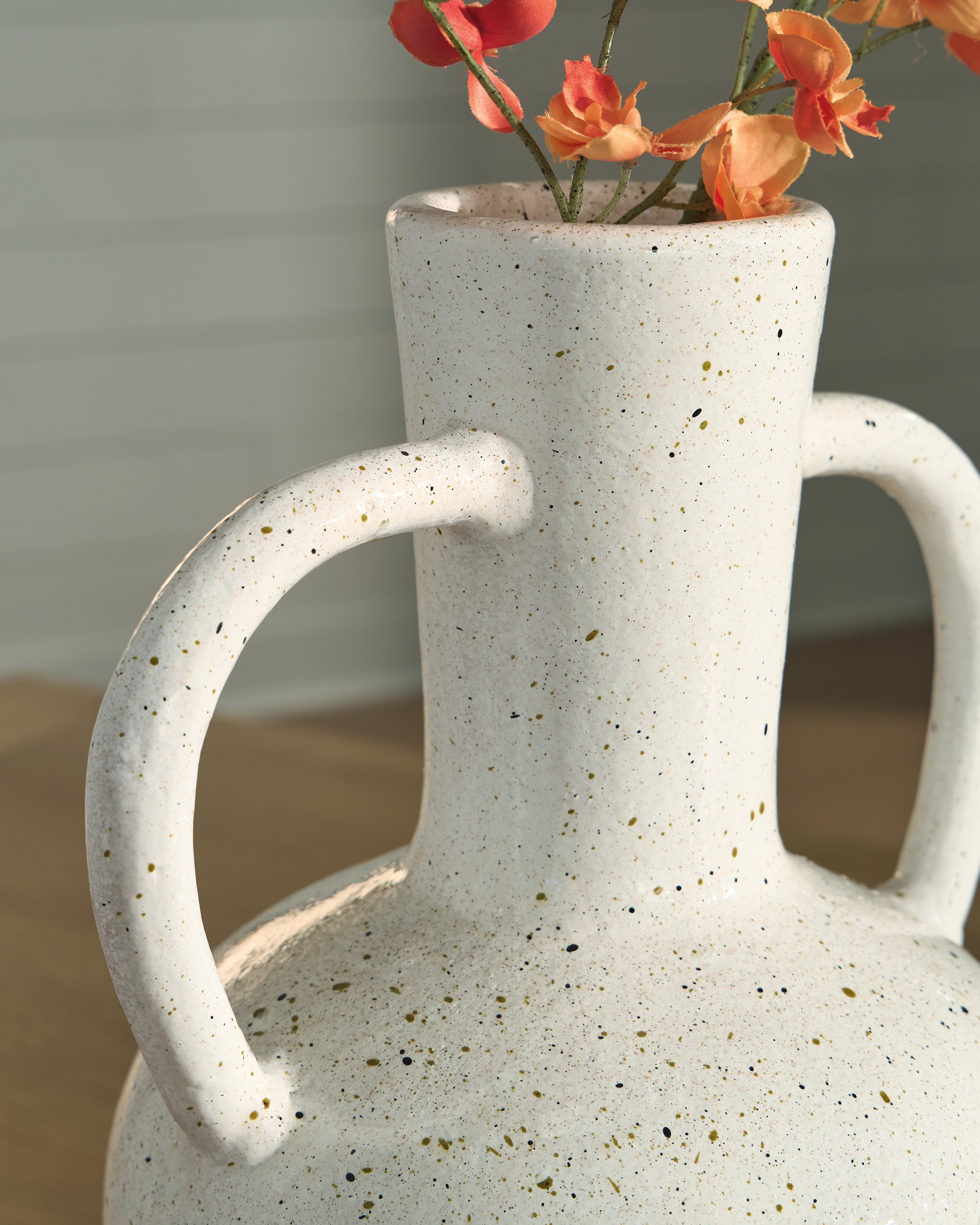 Dallinworth White/Black Vase - A2000832