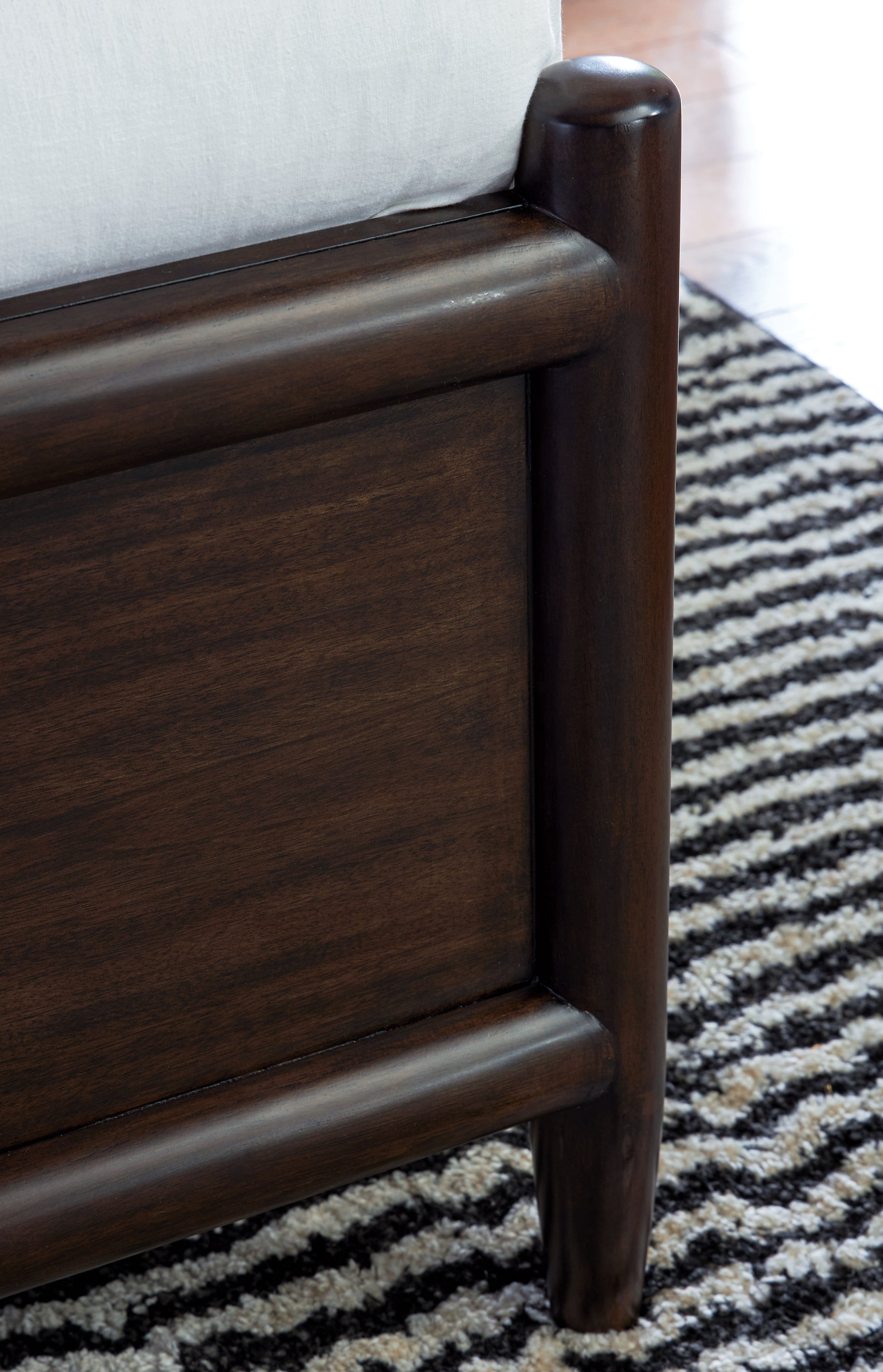 Dantenton Merlot Queen Panel Bed - B611B2