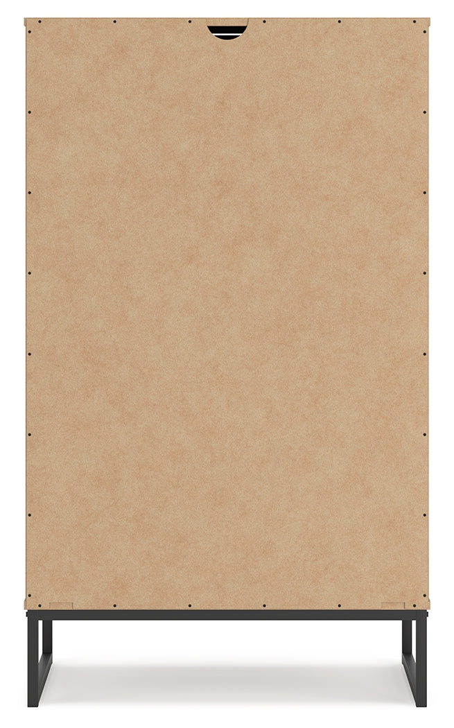 Deanlow Full Panel Headboard with Dresser, Chest and Nightstand in Honey - PKG017183
