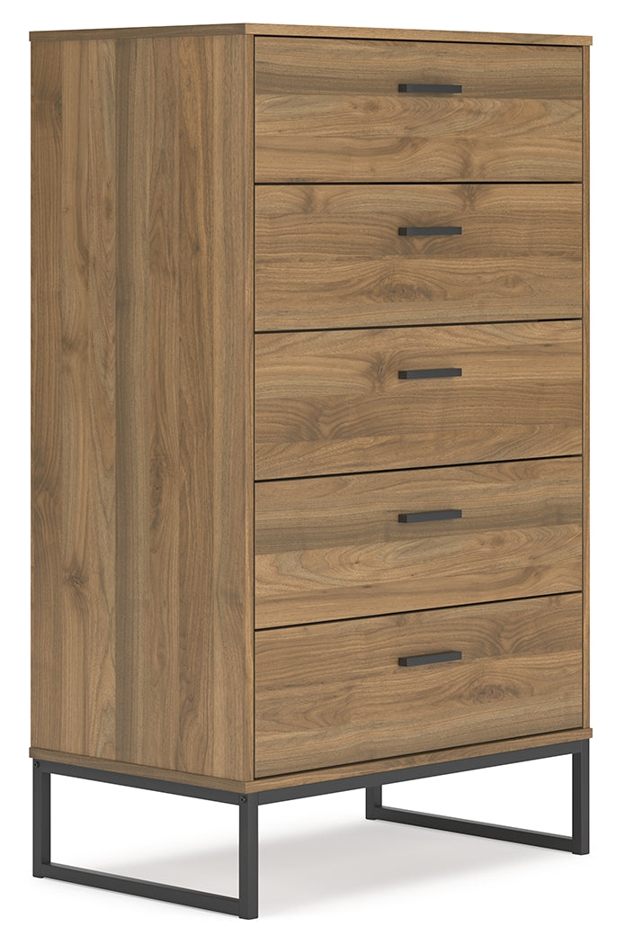 Deanlow Full Platform Bed with Dresser, Chest and 2 Nightstands in Honey - PKG017194