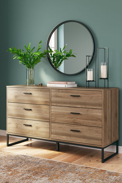 Deanlow Full Platform Bed with Dresser in Honey - PKG017191