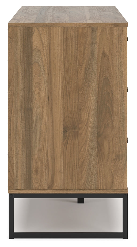 Deanlow Full Platform Bed with Dresser in Honey - PKG017191