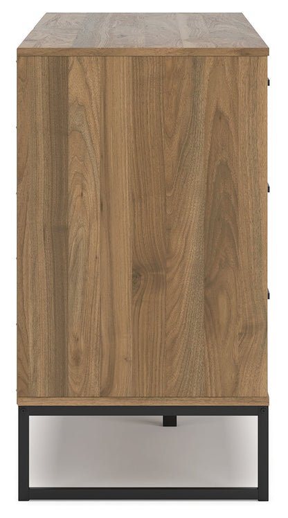 Deanlow Full Platform Bed with Dresser in Honey - PKG017191