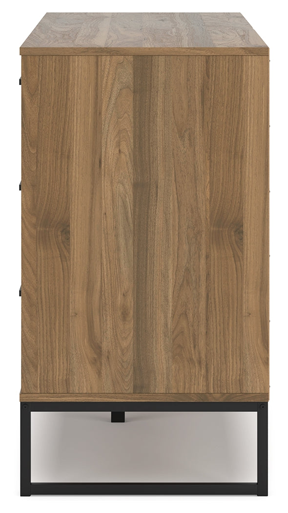 Deanlow Full Platform Bed with Dresser in Honey - PKG017191