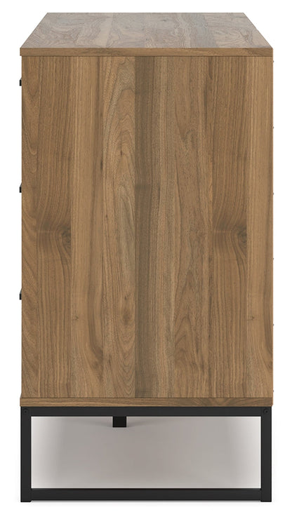 Deanlow Full Platform Bed with Dresser in Honey - PKG017191