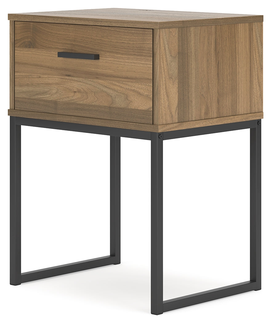 Deanlow Queen Platform Bed with Dresser, Chest and 2 Nightstands in Honey - PKG017271