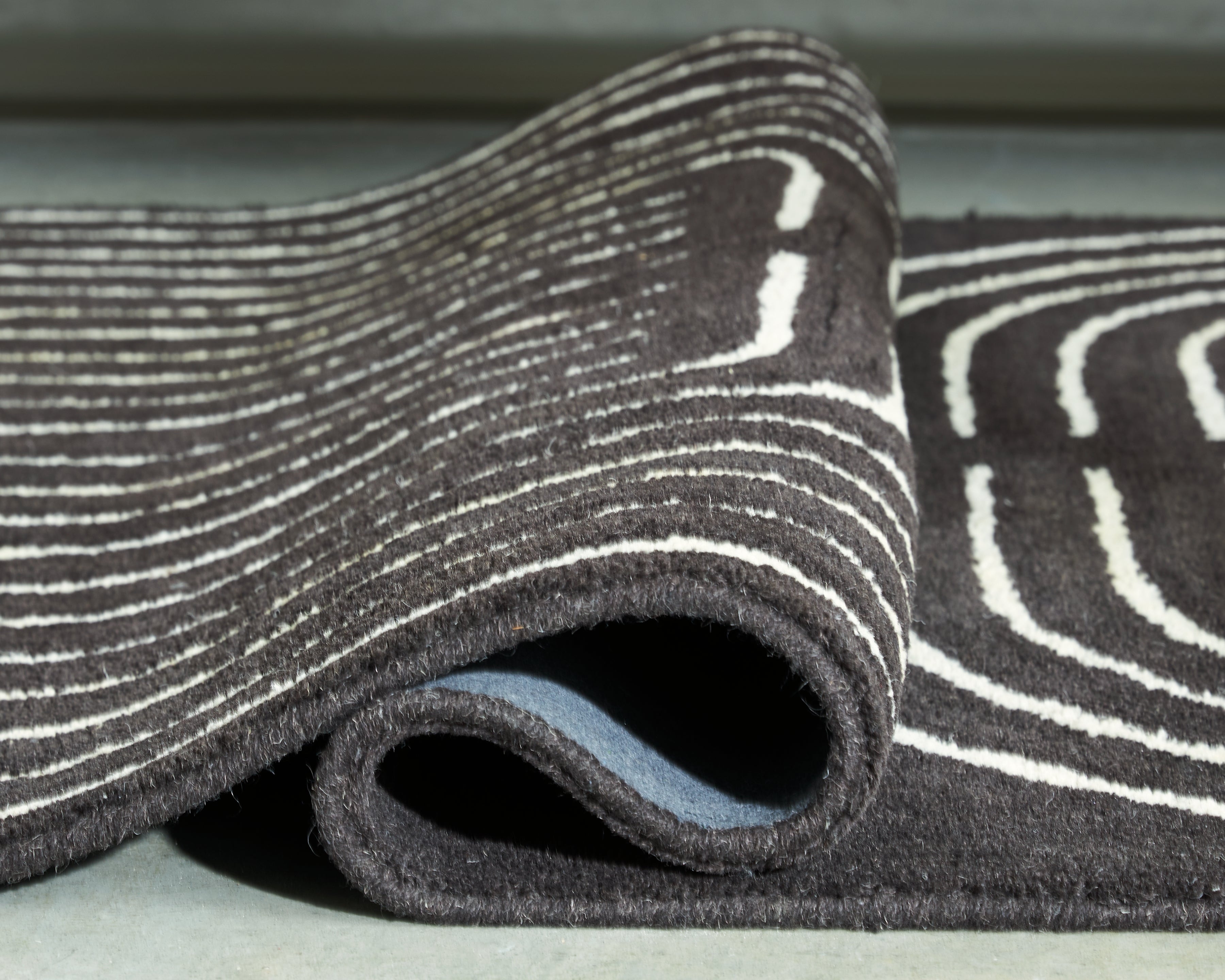 Eldonmore Black/Ivory Medium Rug - R407572