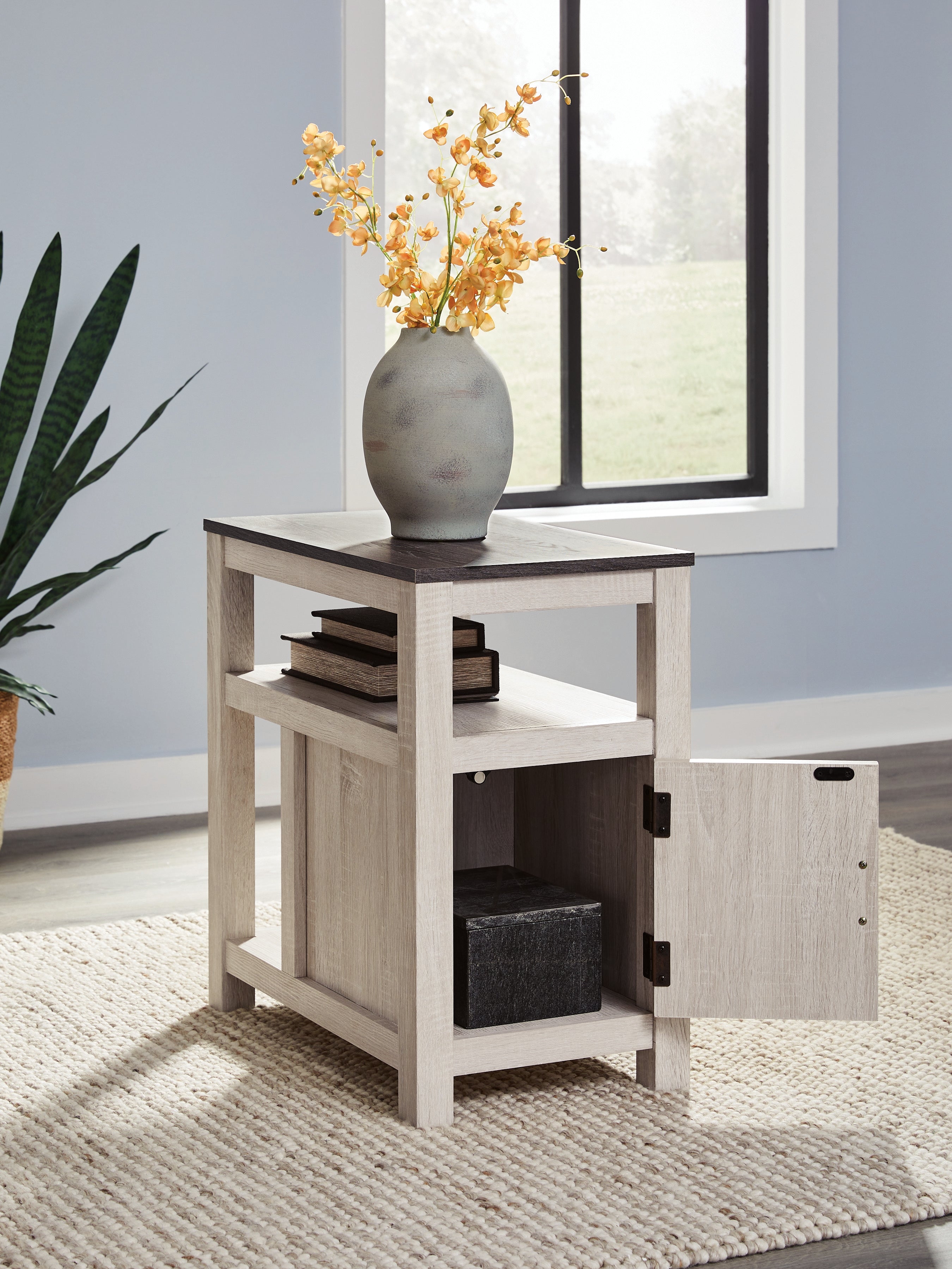Fendenmore Two-tone Chairside End Table - T190-217
