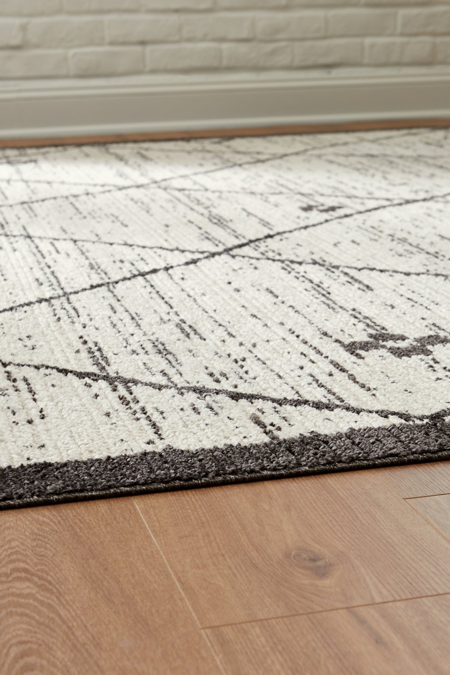 Fenriston Cream/Black Large Rug - R408301