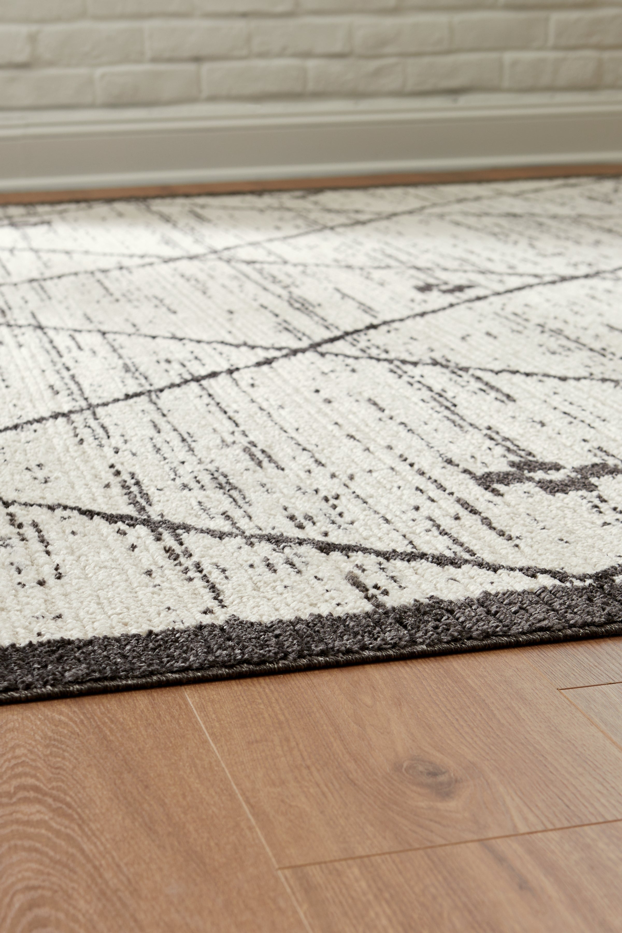 Fenriston Cream/Black Medium Rug - R408302