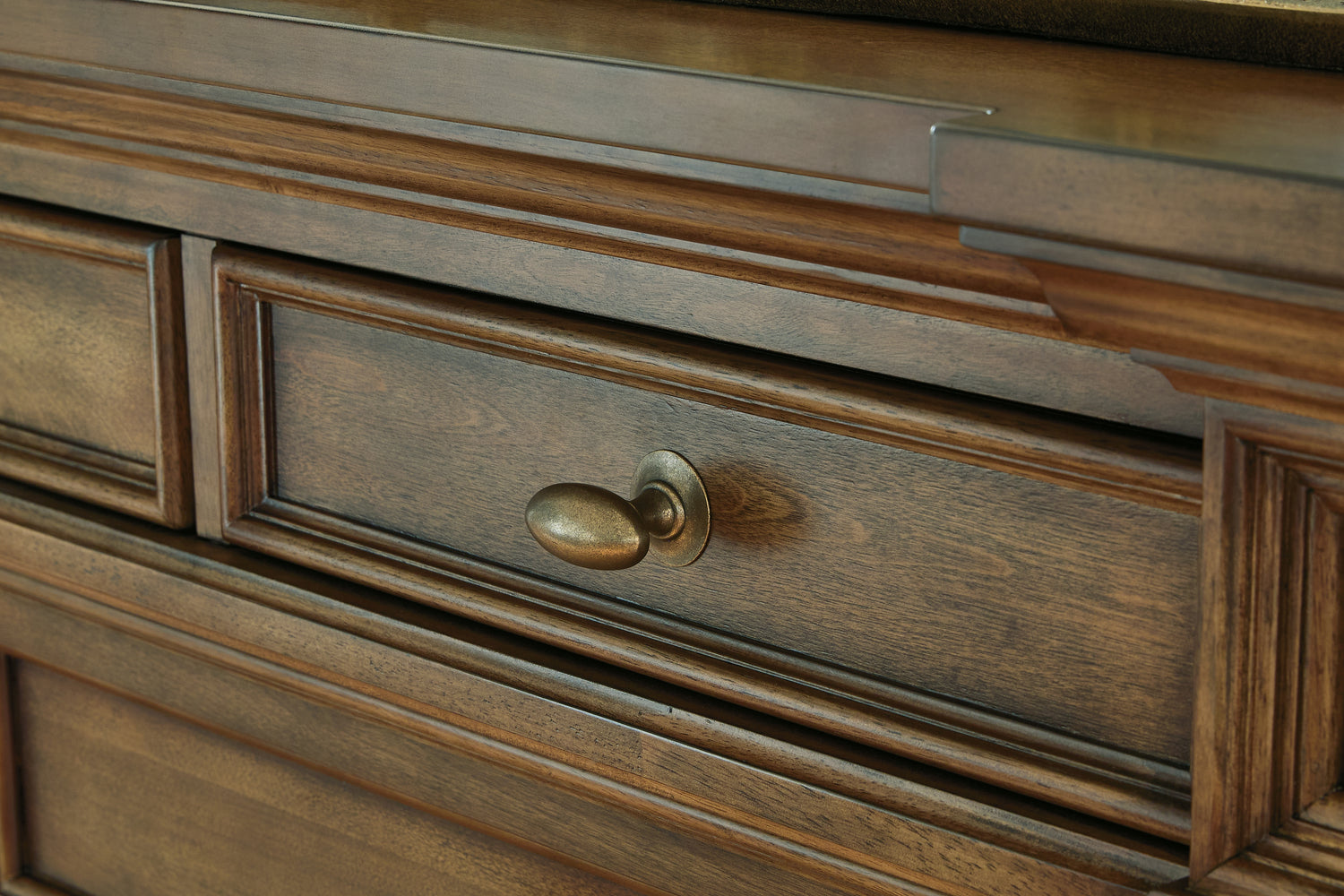 Frantanna Brown Dresser and Mirror - PCB949B1