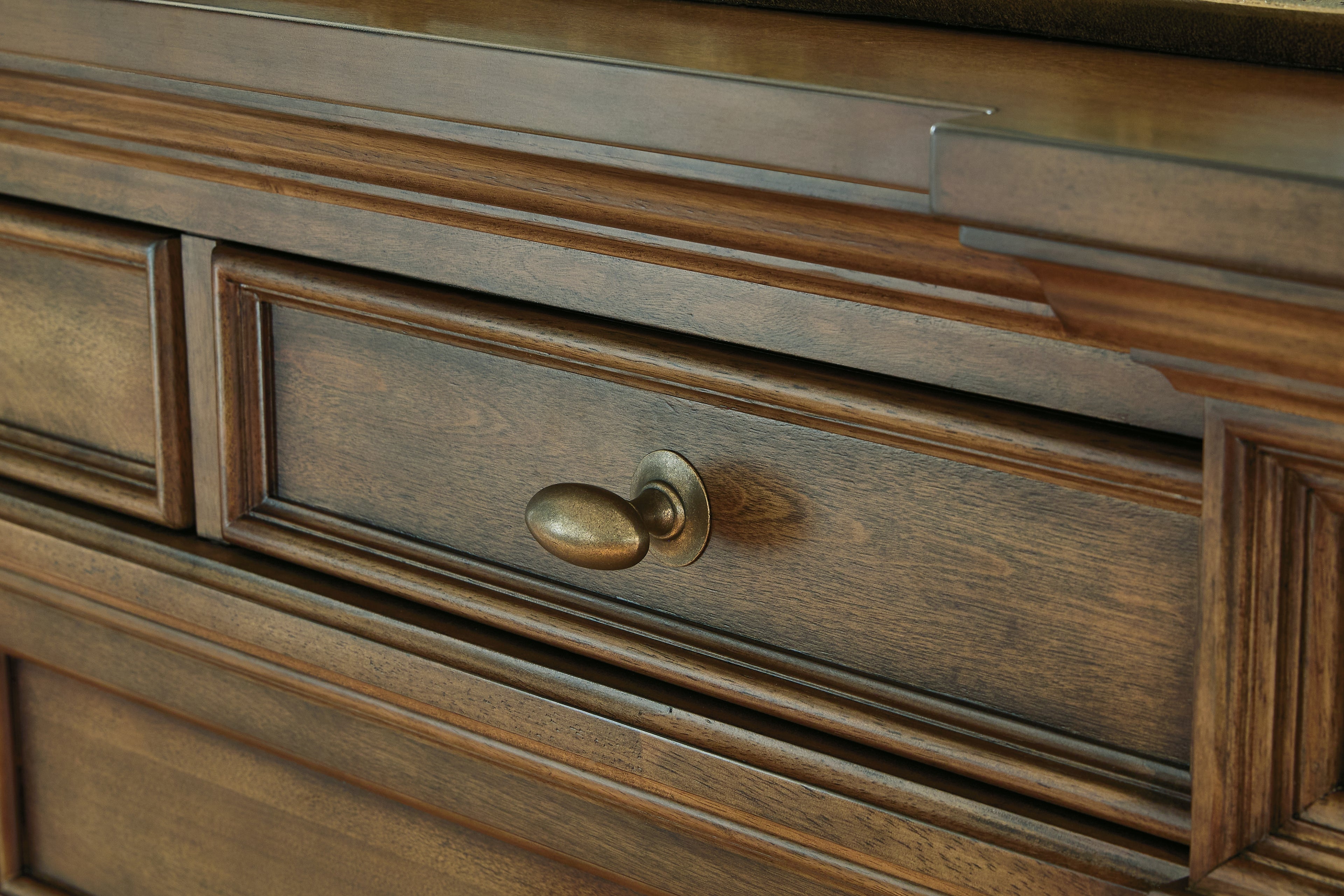 Frantanna Brown Dresser and Mirror - PCB949B1