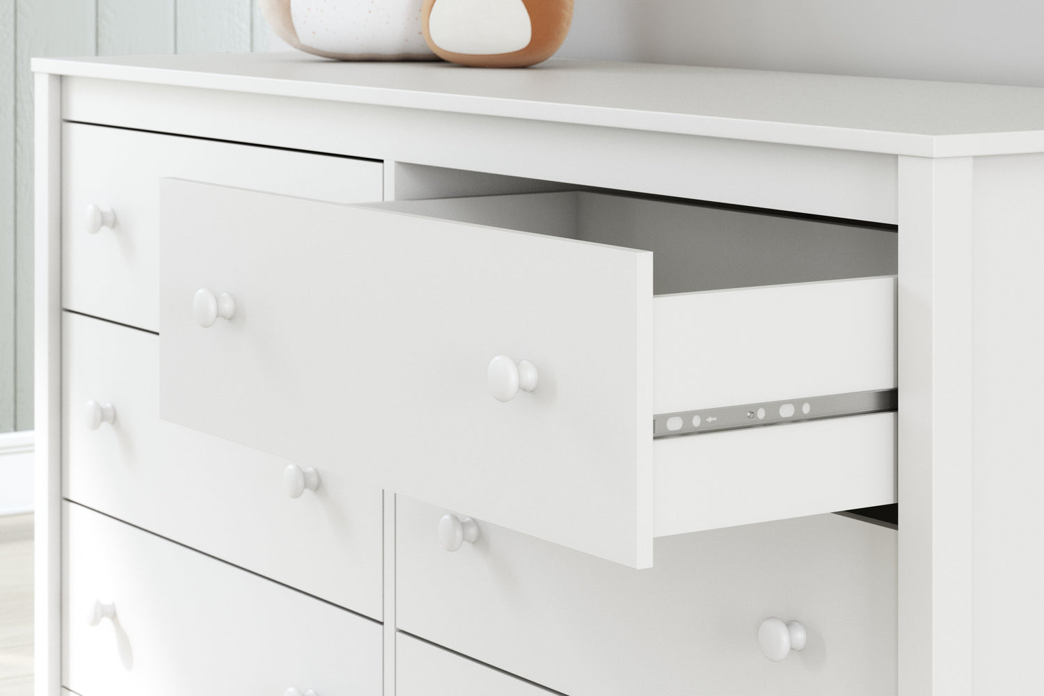 Hallityn Twin Panel Headboard with Dresser, Chest and Nightstand in White - PKG018831