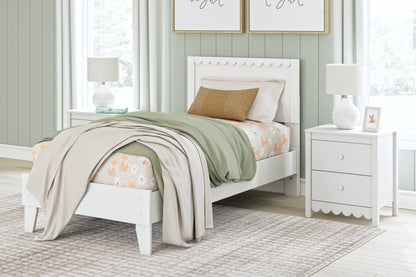 Hallityn Twin Panel Headboard with Dresser, Chest and Nightstand in White - PKG018831