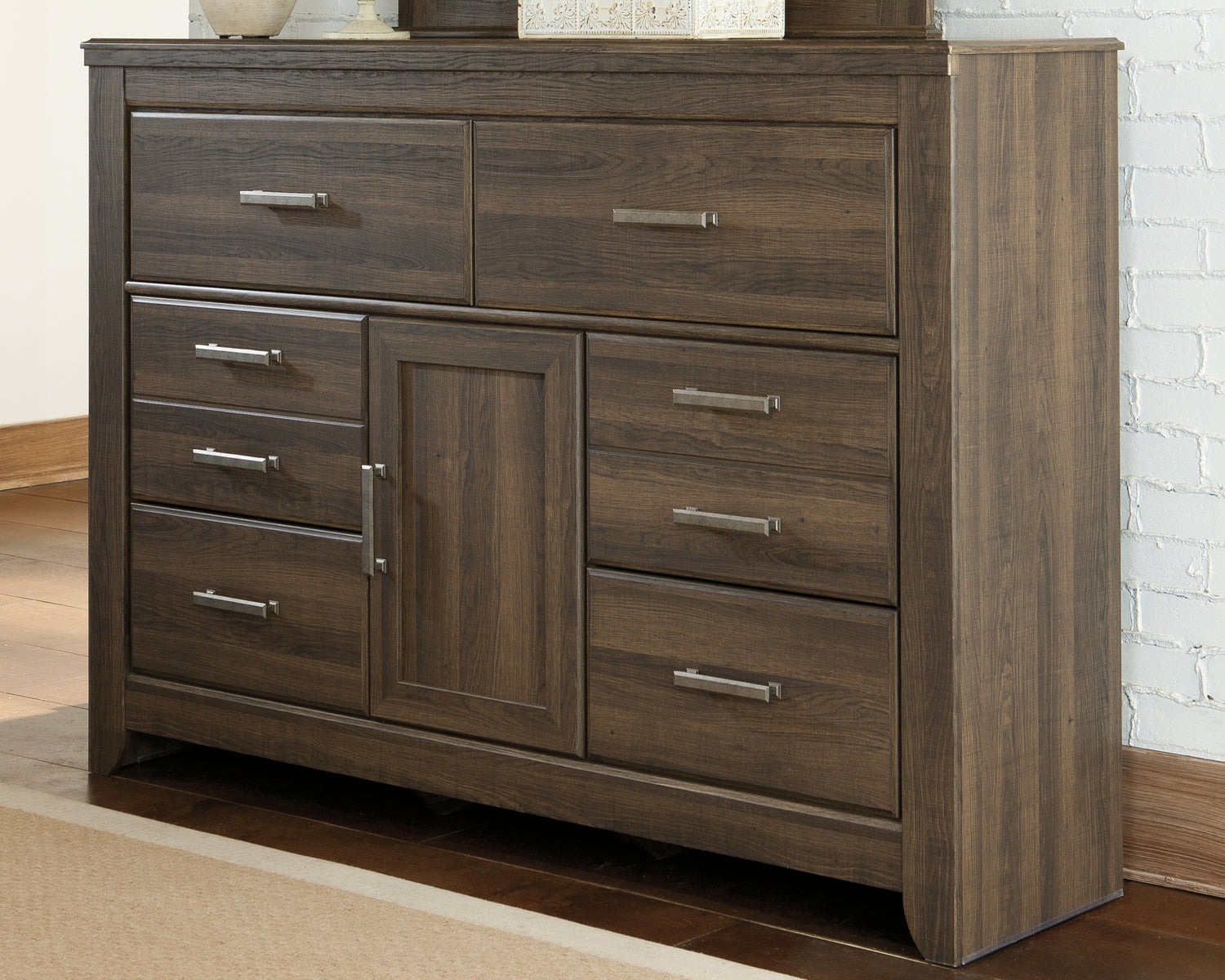 Juararo Queen Poster Bed, 2 Dressers, Mirror and 2 Nightstands - B251B41