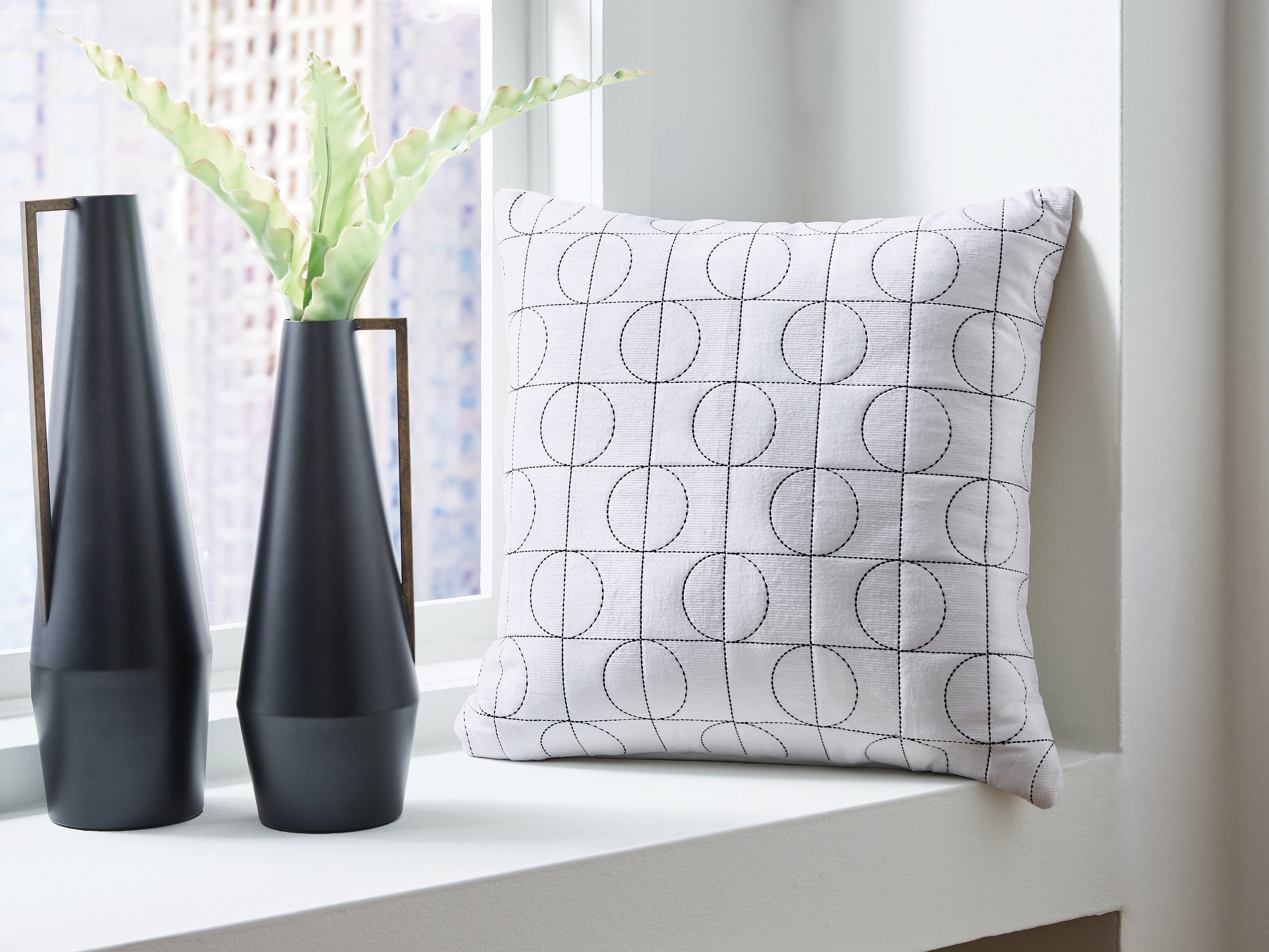 Kydner White/Black Pillow (Set of 4) - A1001107