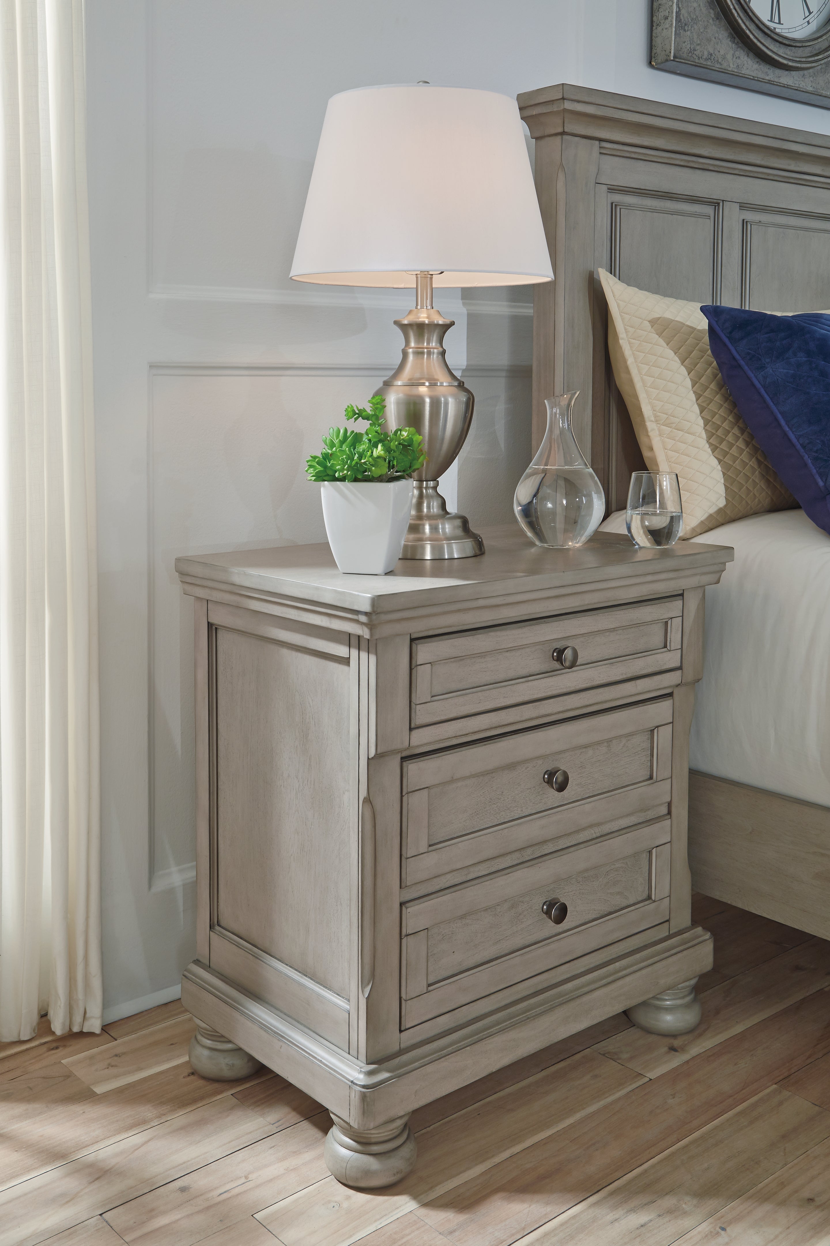 Lettner Light Gray King Panel Bed, Dresser, Mirror and 2 Nightstands - B733B48