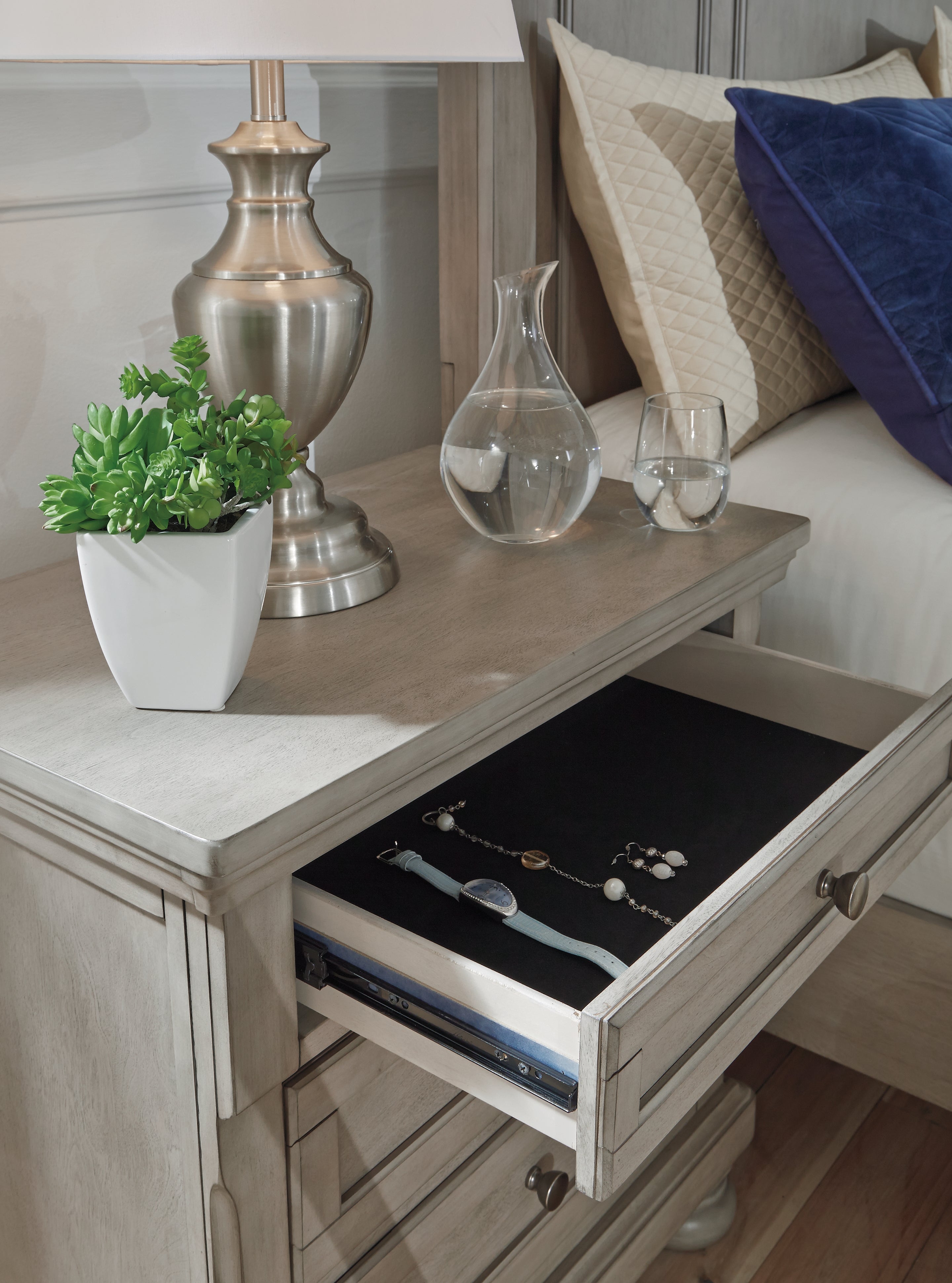 Lettner Light Gray King Panel Bed, Dresser, Mirror and 2 Nightstands - B733B48