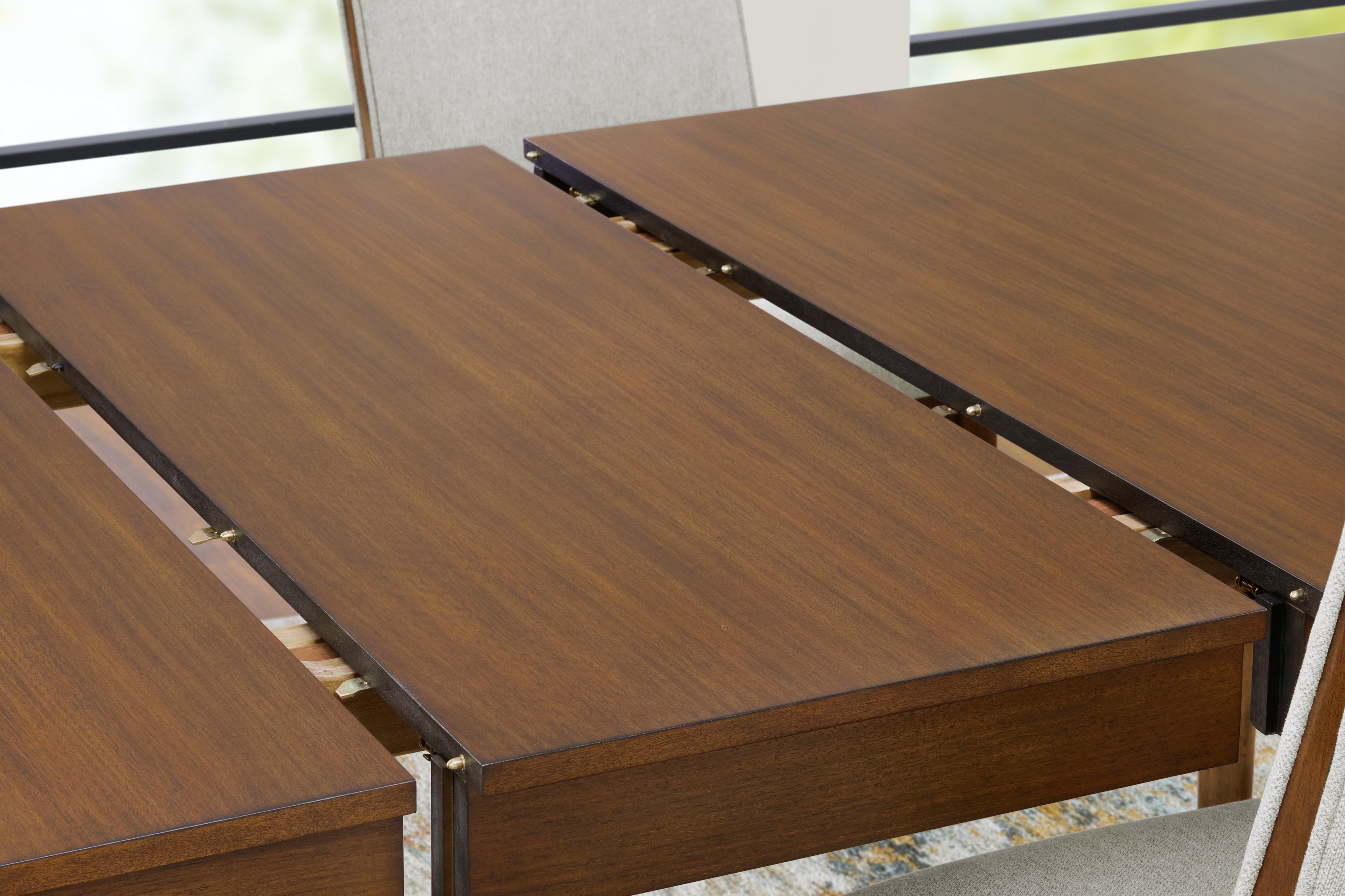 Lyncott Extension Dining Table and 4 Chairs - D615D27