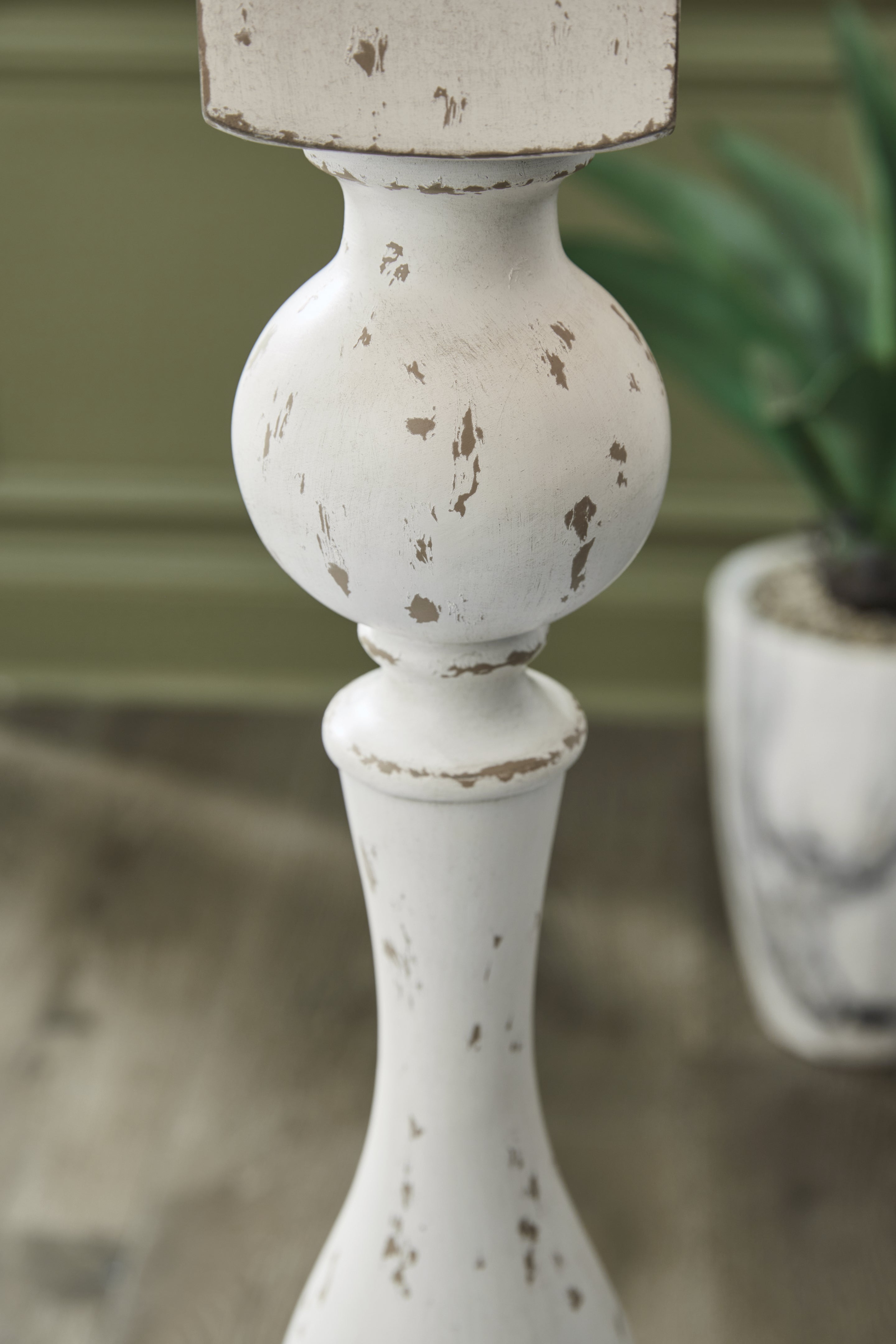 Madsbrook Antique White Floor Lamp - L235921