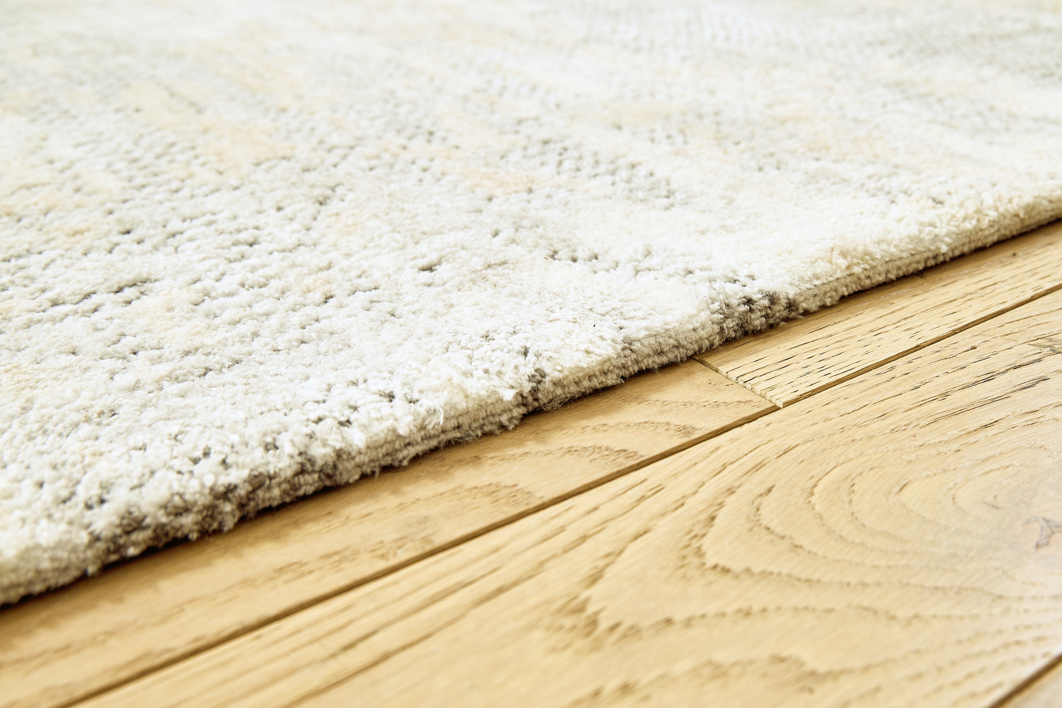 Raif Gray/White/Cream Large Rug - R408081