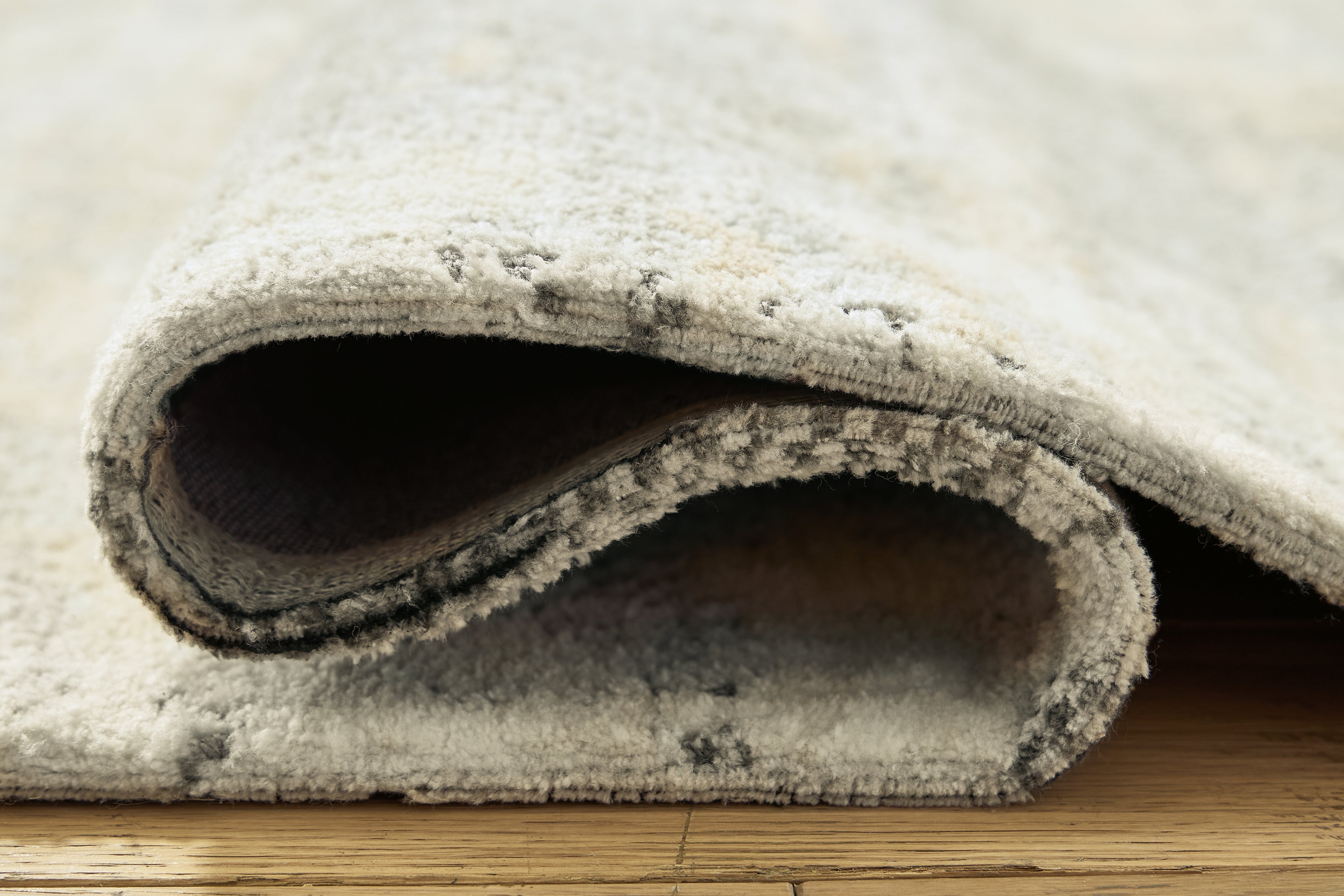 Raif Gray/White/Cream Large Rug - R408081