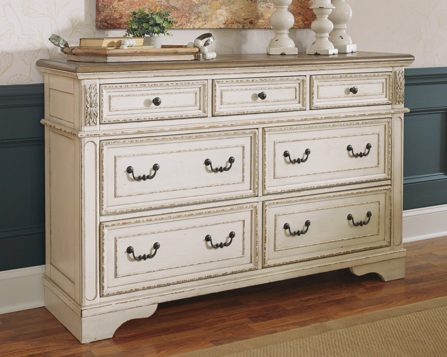 Realyn King Panel Bed, Dresser, Chest and 2 Nightstands - B743B75
