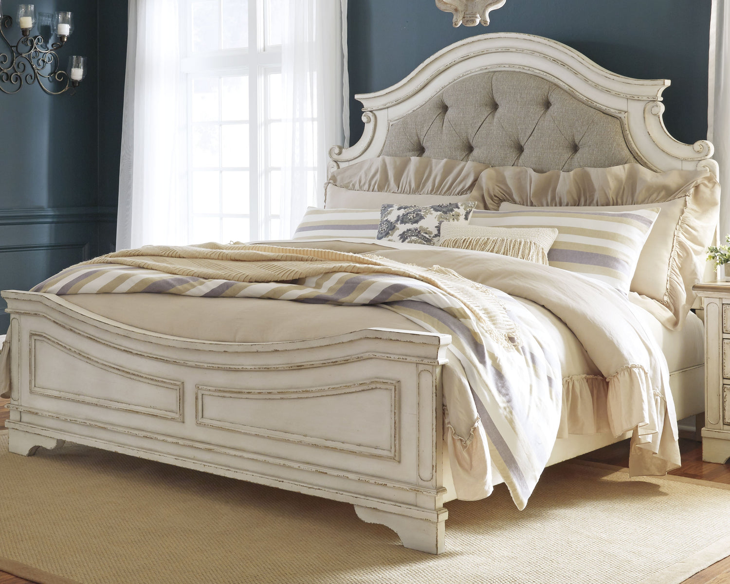 Realyn King Panel Bed, Dresser, Chest and 2 Nightstands - B743B75