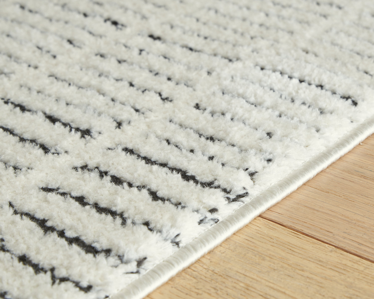 Turinwith Ivory/Black Large Rug - R407551