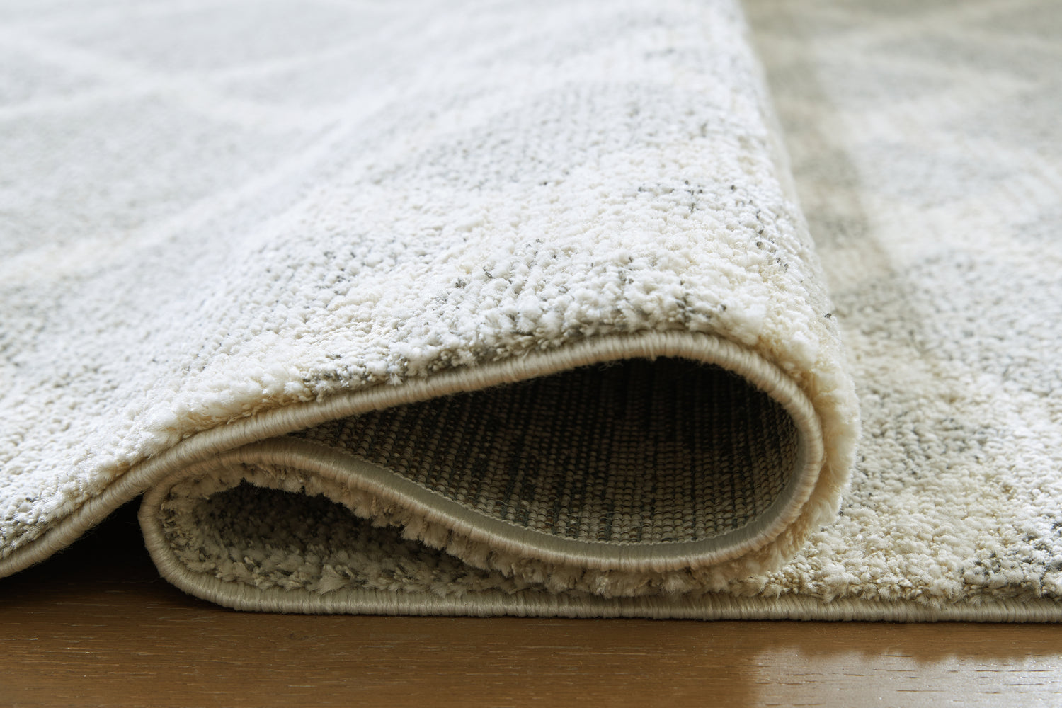 Unawick Gray/Ivory Large Rug - R407331